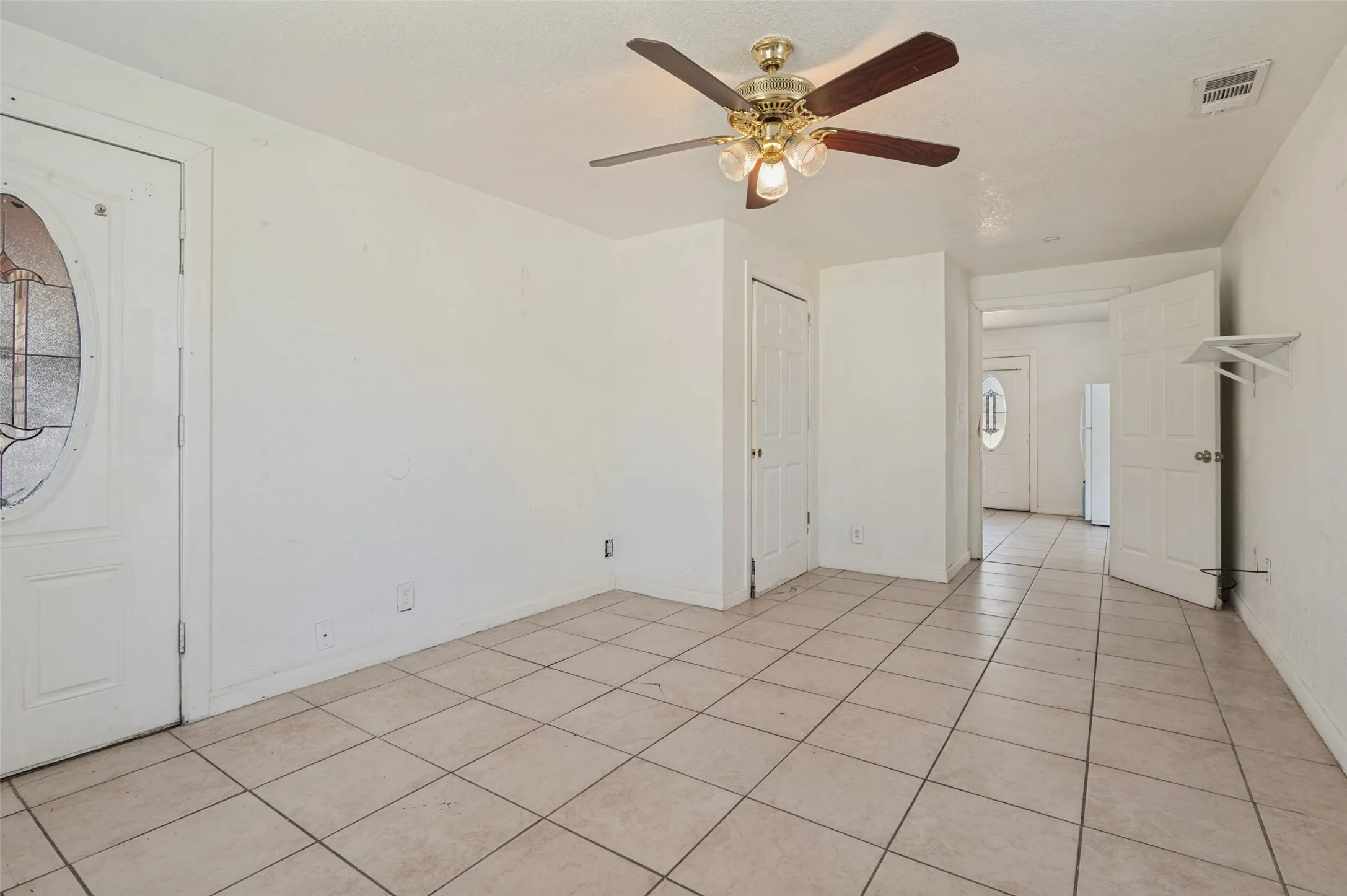 Single Family Residence For Sale in Tarrant County , 336 Belle Street, Bedford, Texas 76022, 3 Bedroom, 1 Bathroom, Garage spaces, 1,180 Sqft, built in 1952, mls#21386376, Real Estate Agent in Bedford, Homes For Sale in Tarrant county, Homes For Sale in Bedford, Realtor in Bedford Texas, Real Estate Brokerage Independent Realty Texas, Luminita Cordes Realtor