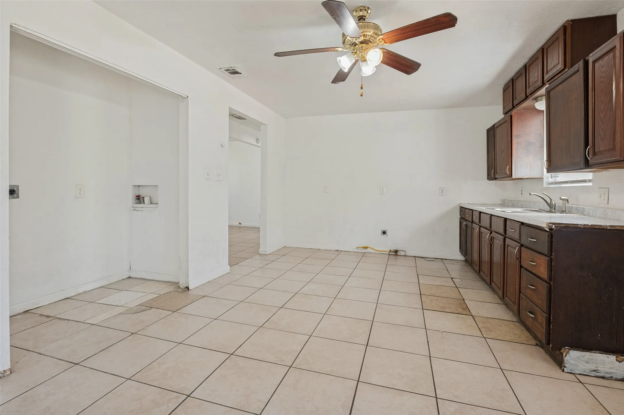 Single Family Residence For Sale in Tarrant County , 336 Belle Street, Bedford, Texas 76022, 3 Bedroom, 1 Bathroom, Garage spaces, 1,180 Sqft, built in 1952, mls#21386376, Real Estate Agent in Bedford, Homes For Sale in Tarrant county, Homes For Sale in Bedford, Realtor in Bedford Texas, Real Estate Brokerage Independent Realty Texas, Luminita Cordes Realtor