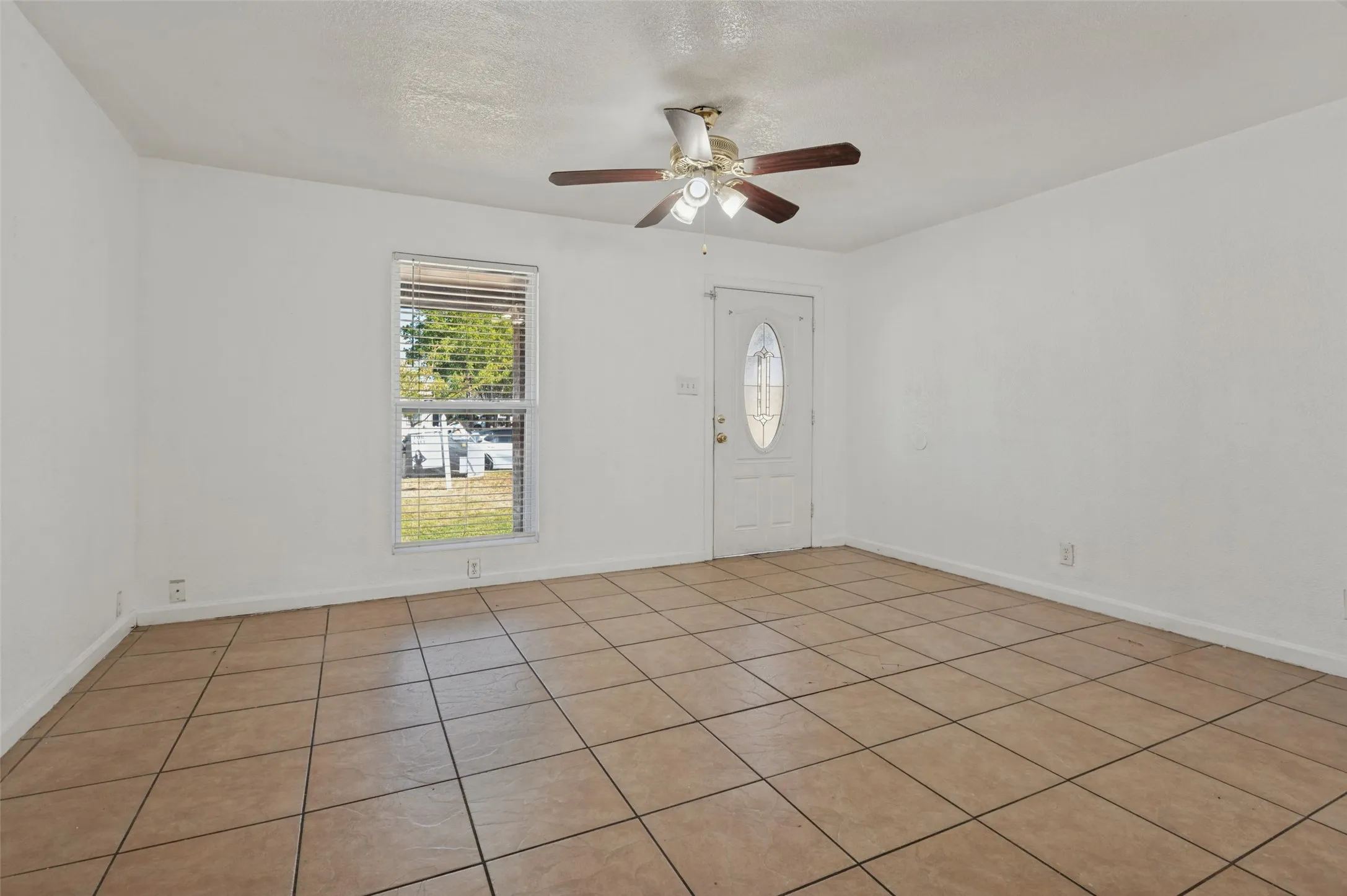 Single Family Residence For Sale in Tarrant County , 336 Belle Street, Bedford, Texas 76022, 3 Bedroom, 1 Bathroom, Garage spaces, 1,180 Sqft, built in 1952, mls#21386376, Real Estate Agent in Bedford, Homes For Sale in Tarrant county, Homes For Sale in Bedford, Realtor in Bedford Texas, Real Estate Brokerage Independent Realty Texas, Luminita Cordes Realtor