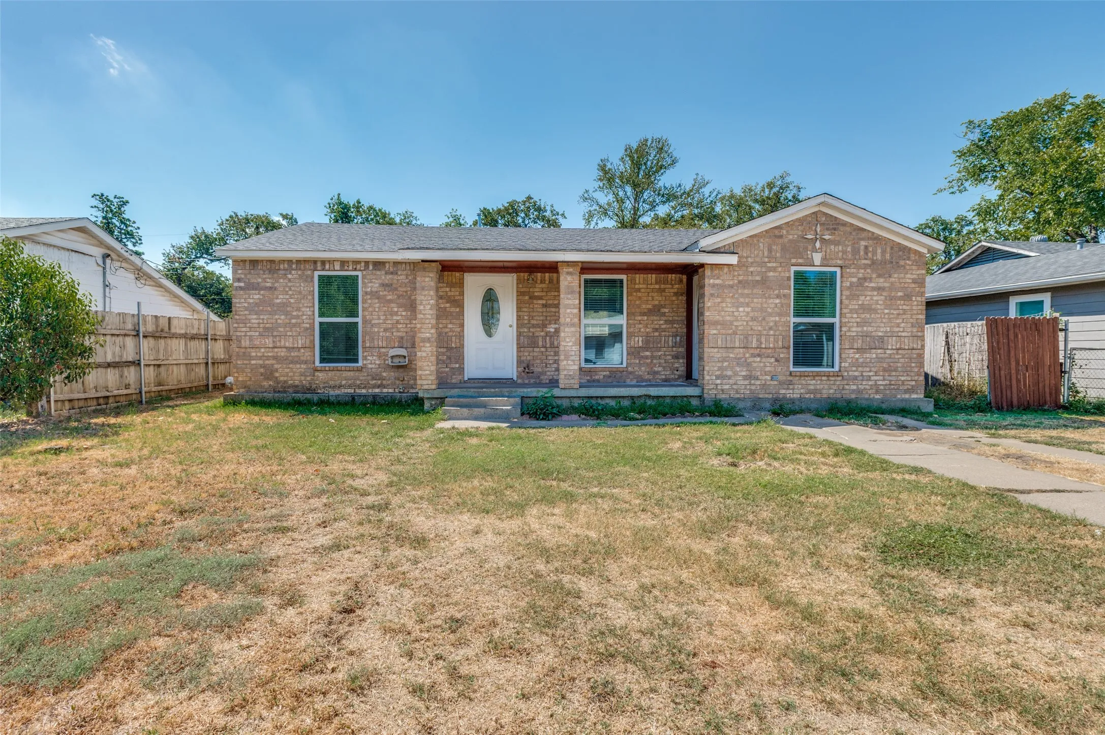 Single Family Residence For Sale in Tarrant County , 336 Belle Street, Bedford, Texas 76022, 3 Bedroom, 1 Bathroom, Garage spaces, 1,180 Sqft, built in 1952, mls#21386376, Real Estate Agent in Bedford, Homes For Sale in Tarrant county, Homes For Sale in Bedford, Realtor in Bedford Texas, Real Estate Brokerage Independent Realty Texas, Luminita Cordes Realtor