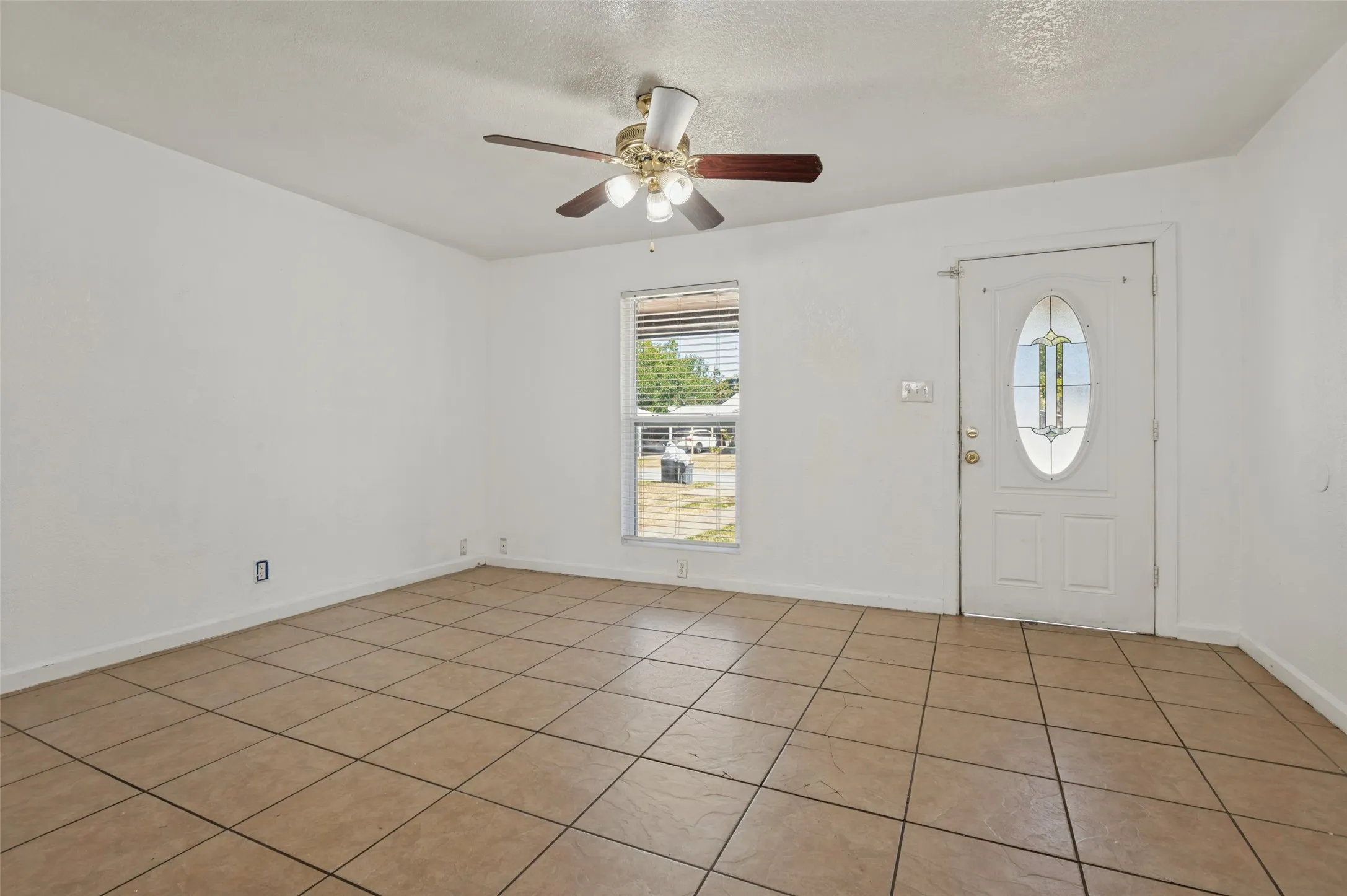 Single Family Residence For Sale in Tarrant County , 336 Belle Street, Bedford, Texas 76022, 3 Bedroom, 1 Bathroom, Garage spaces, 1,180 Sqft, built in 1952, mls#21386376, Real Estate Agent in Bedford, Homes For Sale in Tarrant county, Homes For Sale in Bedford, Realtor in Bedford Texas, Real Estate Brokerage Independent Realty Texas, Luminita Cordes Realtor