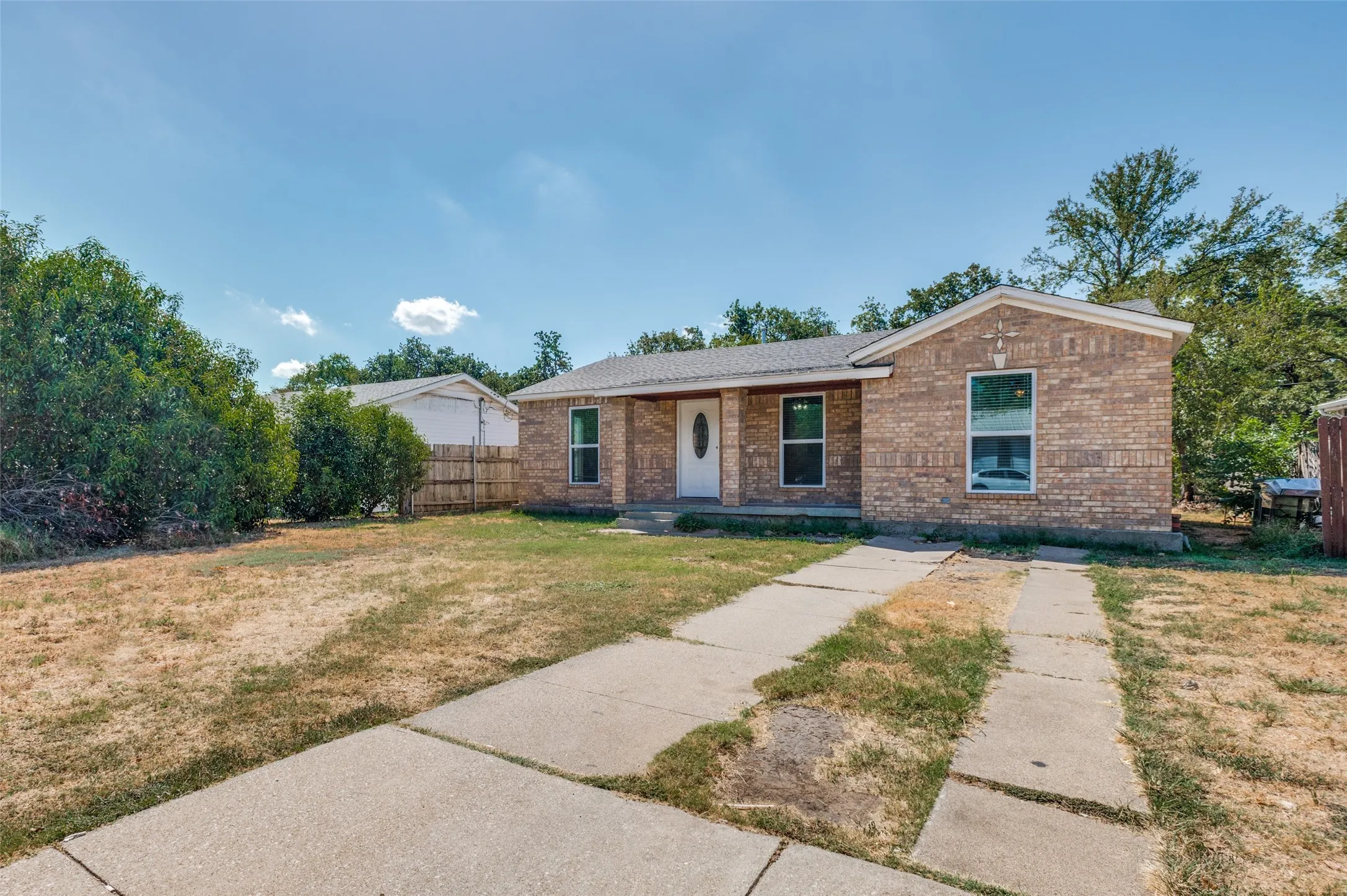 Single Family Residence For Sale in Tarrant County , 336 Belle Street, Bedford, Texas 76022, 3 Bedroom, 1 Bathroom, Garage spaces, 1,180 Sqft, built in 1952, mls#21386376, Real Estate Agent in Bedford, Homes For Sale in Tarrant county, Homes For Sale in Bedford, Realtor in Bedford Texas, Real Estate Brokerage Independent Realty Texas, Luminita Cordes Realtor