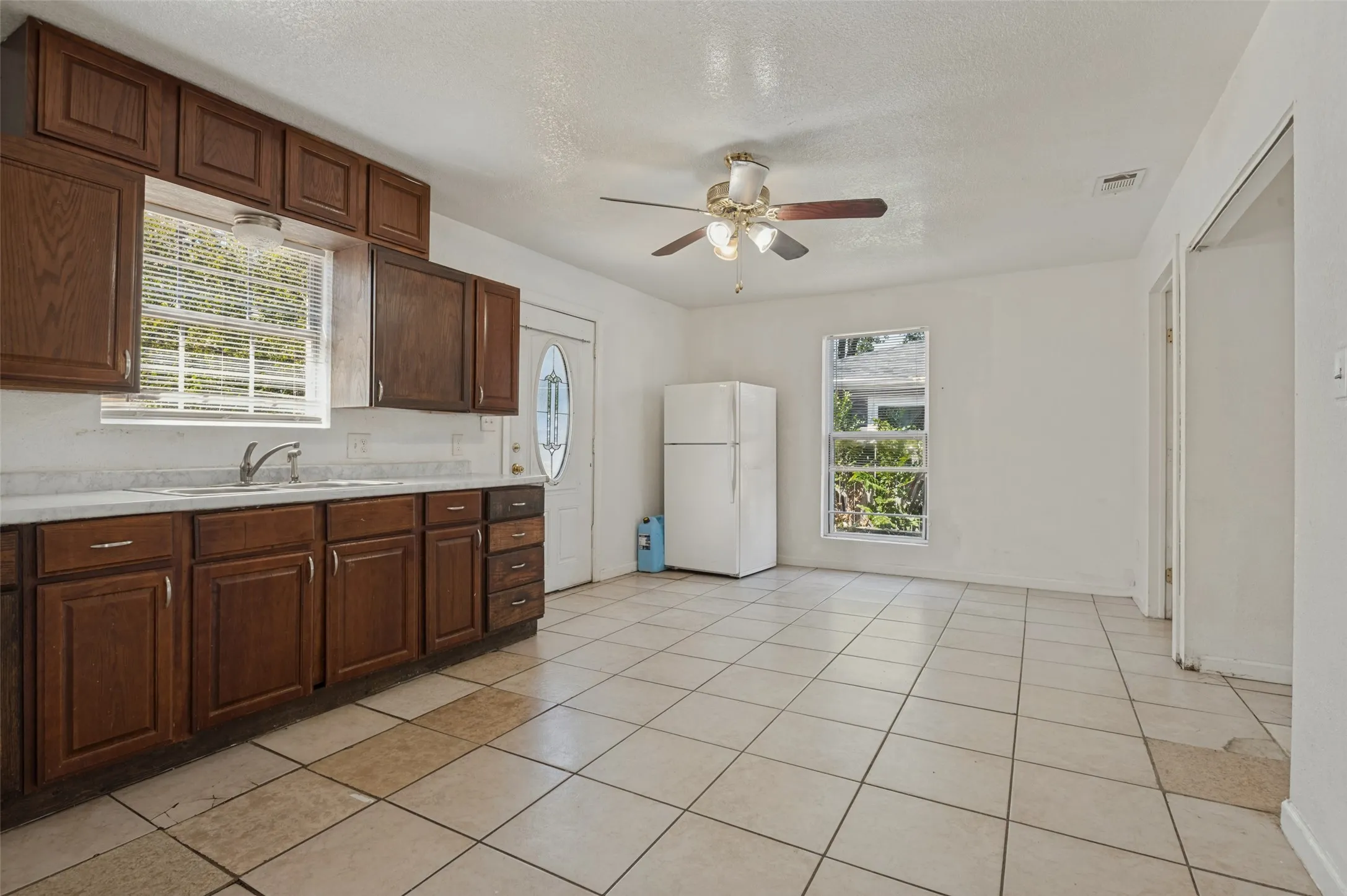 Single Family Residence For Sale in Tarrant County , 336 Belle Street, Bedford, Texas 76022, 3 Bedroom, 1 Bathroom, Garage spaces, 1,180 Sqft, built in 1952, mls#21386376, Real Estate Agent in Bedford, Homes For Sale in Tarrant county, Homes For Sale in Bedford, Realtor in Bedford Texas, Real Estate Brokerage Independent Realty Texas, Luminita Cordes Realtor
