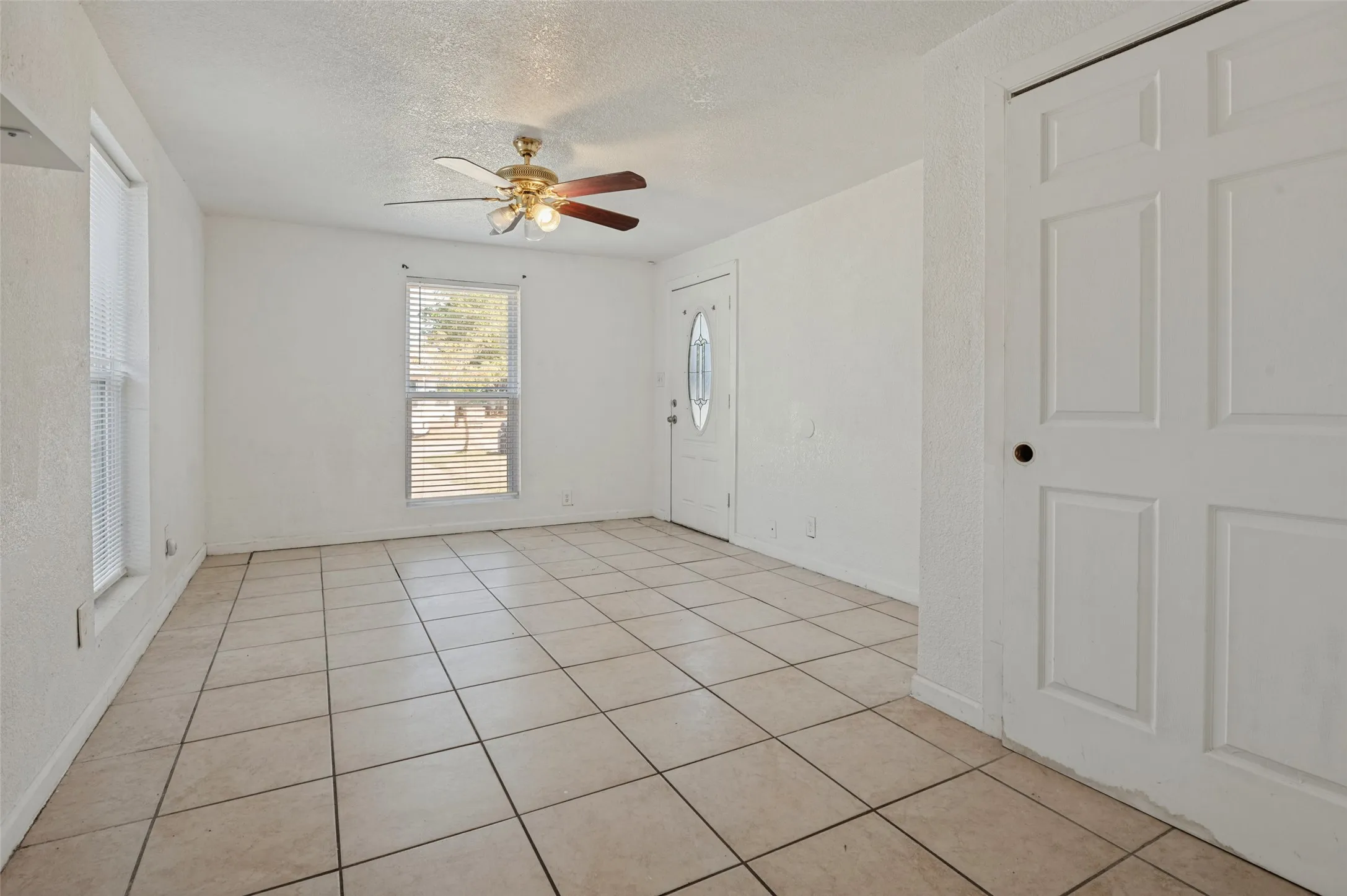 Single Family Residence For Sale in Tarrant County , 336 Belle Street, Bedford, Texas 76022, 3 Bedroom, 1 Bathroom, Garage spaces, 1,180 Sqft, built in 1952, mls#21386376, Real Estate Agent in Bedford, Homes For Sale in Tarrant county, Homes For Sale in Bedford, Realtor in Bedford Texas, Real Estate Brokerage Independent Realty Texas, Luminita Cordes Realtor