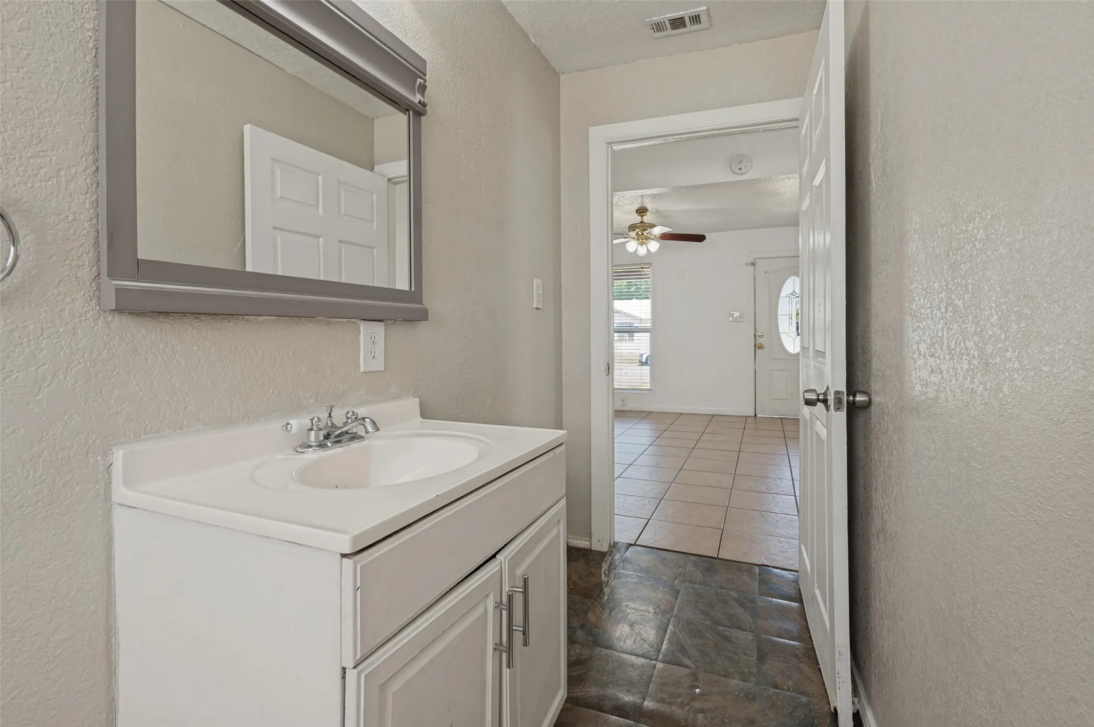 Single Family Residence For Sale in Tarrant County , 336 Belle Street, Bedford, Texas 76022, 3 Bedroom, 1 Bathroom, Garage spaces, 1,180 Sqft, built in 1952, mls#21386376, Real Estate Agent in Bedford, Homes For Sale in Tarrant county, Homes For Sale in Bedford, Realtor in Bedford Texas, Real Estate Brokerage Independent Realty Texas, Luminita Cordes Realtor