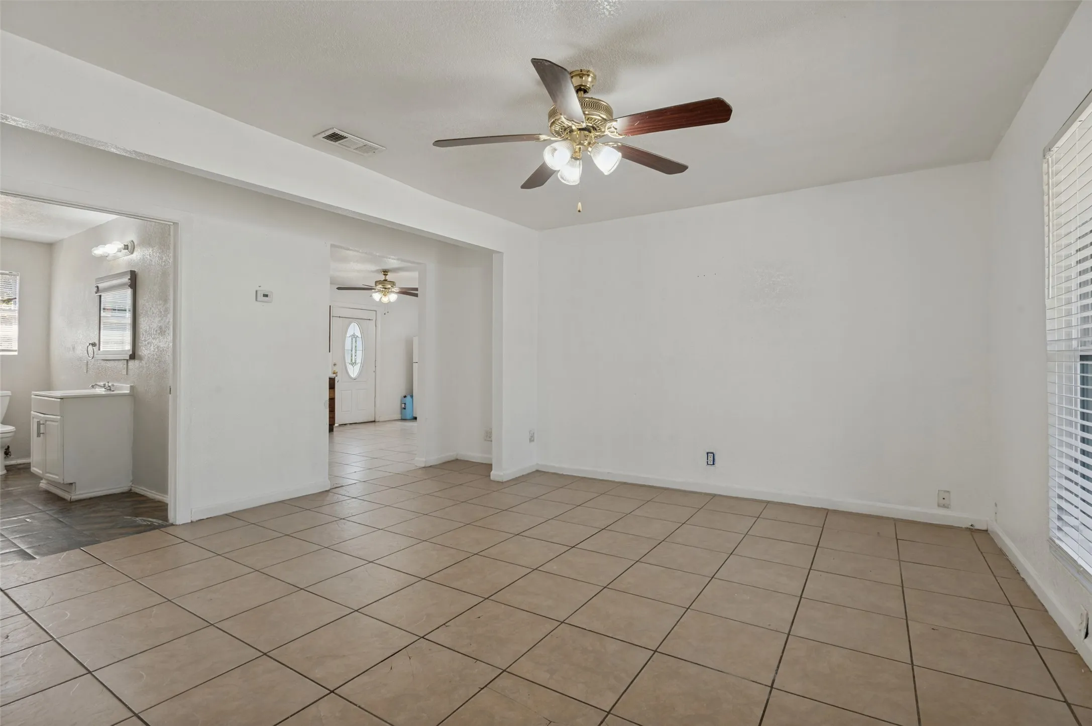 Single Family Residence For Sale in Tarrant County , 336 Belle Street, Bedford, Texas 76022, 3 Bedroom, 1 Bathroom, Garage spaces, 1,180 Sqft, built in 1952, mls#21386376, Real Estate Agent in Bedford, Homes For Sale in Tarrant county, Homes For Sale in Bedford, Realtor in Bedford Texas, Real Estate Brokerage Independent Realty Texas, Luminita Cordes Realtor