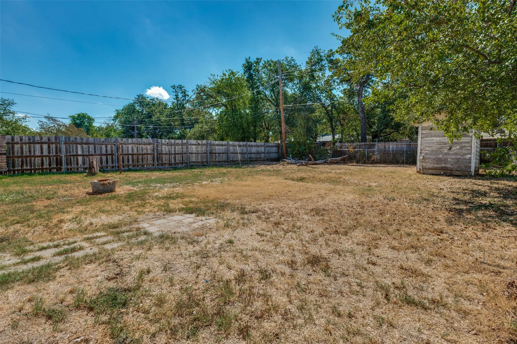 Single Family Residence For Sale in Tarrant County , 336 Belle Street, Bedford, Texas 76022, 3 Bedroom, 1 Bathroom, Garage spaces, 1,180 Sqft, built in 1952, mls#21386376, Real Estate Agent in Bedford, Homes For Sale in Tarrant county, Homes For Sale in Bedford, Realtor in Bedford Texas, Real Estate Brokerage Independent Realty Texas, Luminita Cordes Realtor
