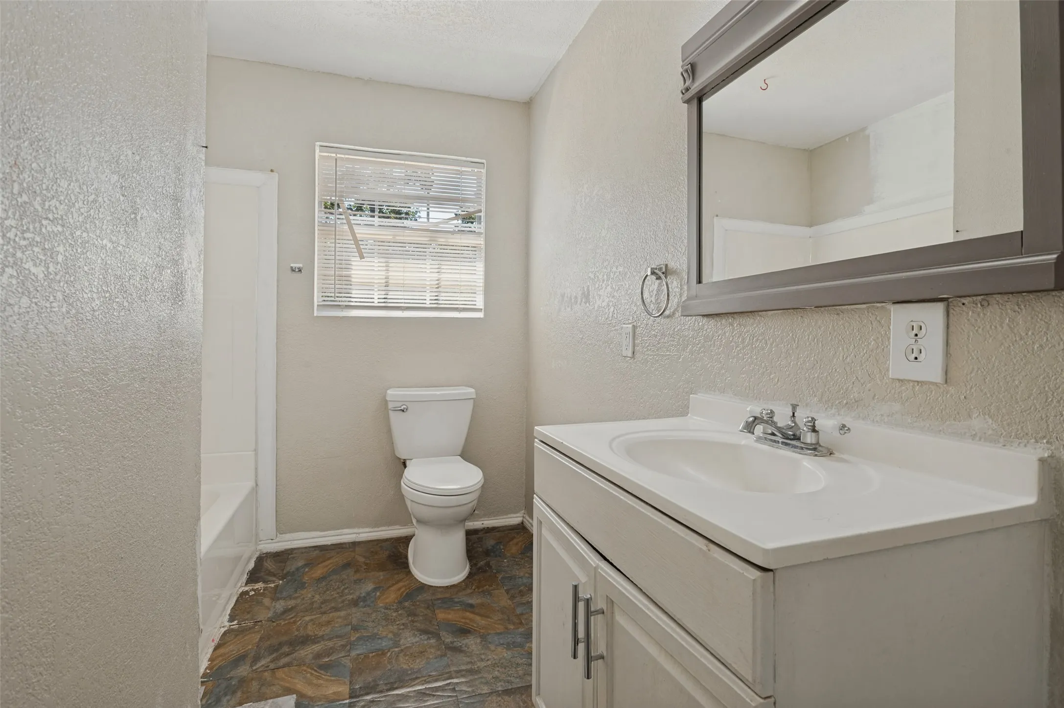 Single Family Residence For Sale in Tarrant County , 336 Belle Street, Bedford, Texas 76022, 3 Bedroom, 1 Bathroom, Garage spaces, 1,180 Sqft, built in 1952, mls#21386376, Real Estate Agent in Bedford, Homes For Sale in Tarrant county, Homes For Sale in Bedford, Realtor in Bedford Texas, Real Estate Brokerage Independent Realty Texas, Luminita Cordes Realtor