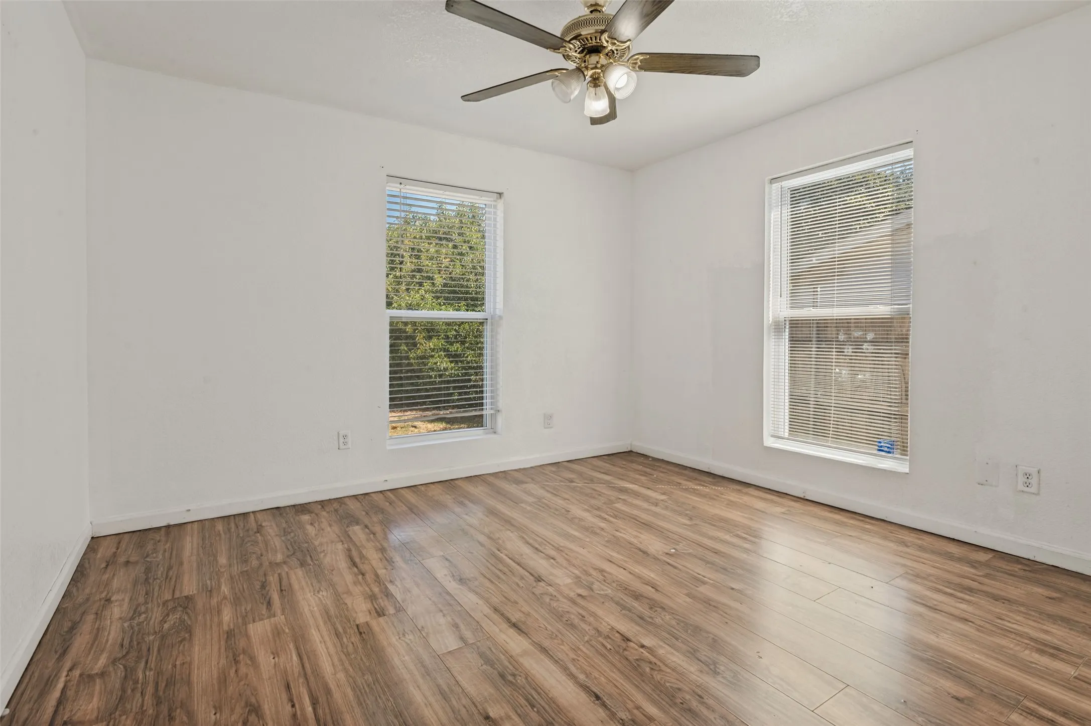 Single Family Residence For Sale in Tarrant County , 336 Belle Street, Bedford, Texas 76022, 3 Bedroom, 1 Bathroom, Garage spaces, 1,180 Sqft, built in 1952, mls#21386376, Real Estate Agent in Bedford, Homes For Sale in Tarrant county, Homes For Sale in Bedford, Realtor in Bedford Texas, Real Estate Brokerage Independent Realty Texas, Luminita Cordes Realtor