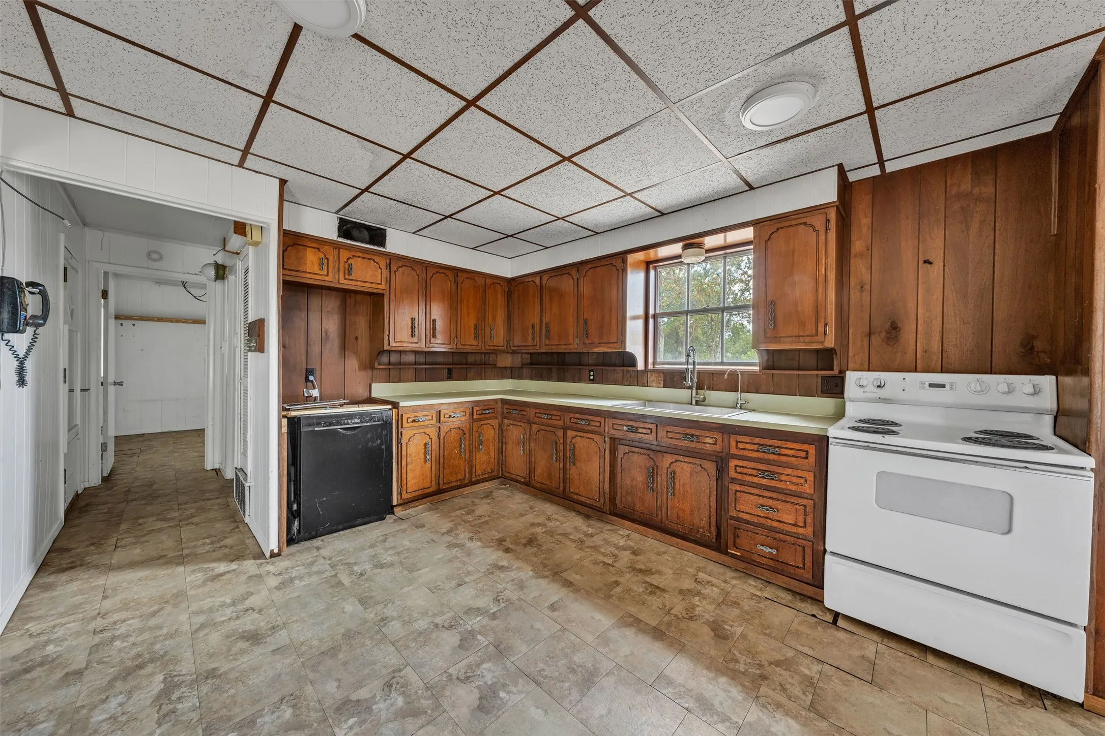 Mobile Home For Sale in Somervell County , 305 Walker Street, Glen Rose, Texas 76043, 2 Bedroom, 2 Bathroom, 2 Garage spaces, 1,360 Sqft, built in 1970, mls#21394739, Real Estate Agent in Glen Rose, Homes For Sale in Somervell county, Homes For Sale in Glen Rose, Realtor in Glen Rose Texas, Real Estate Brokerage Independent Realty Texas, Luminita Cordes Realtor