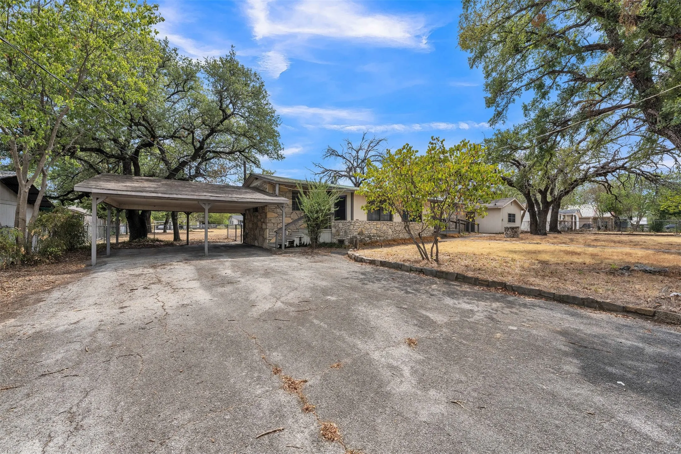 Mobile Home For Sale in Somervell County , 305 Walker Street, Glen Rose, Texas 76043, 2 Bedroom, 2 Bathroom, 2 Garage spaces, 1,360 Sqft, built in 1970, mls#21394739, Real Estate Agent in Glen Rose, Homes For Sale in Somervell county, Homes For Sale in Glen Rose, Realtor in Glen Rose Texas, Real Estate Brokerage Independent Realty Texas, Luminita Cordes Realtor