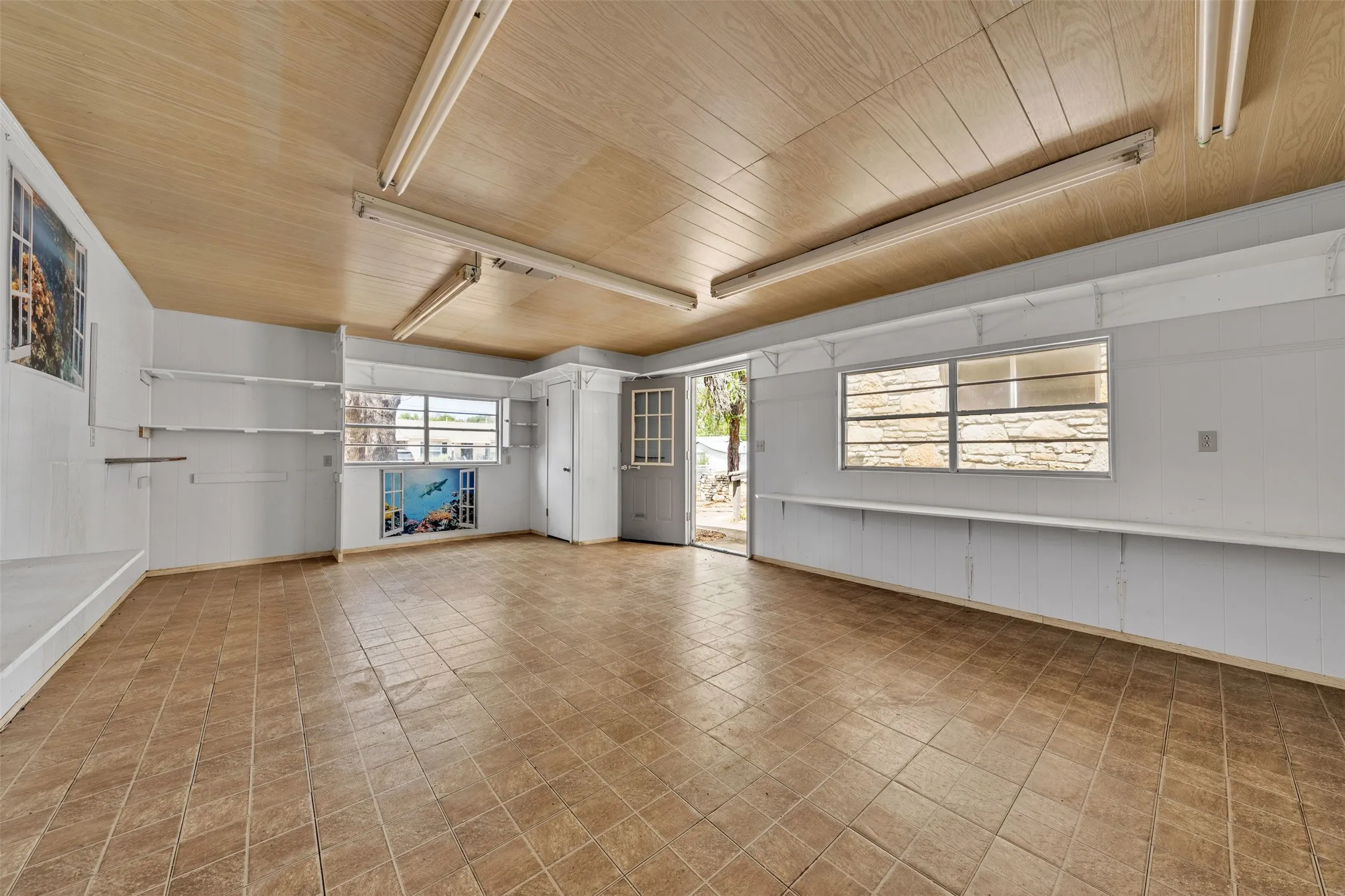 Outbuilding w/bathroom - cooled & heated