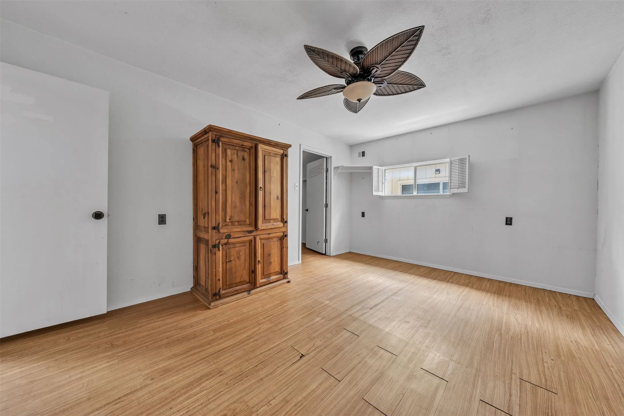 Mobile Home For Sale in Somervell County , 305 Walker Street, Glen Rose, Texas 76043, 2 Bedroom, 2 Bathroom, 2 Garage spaces, 1,360 Sqft, built in 1970, mls#21394739, Real Estate Agent in Glen Rose, Homes For Sale in Somervell county, Homes For Sale in Glen Rose, Realtor in Glen Rose Texas, Real Estate Brokerage Independent Realty Texas, Luminita Cordes Realtor