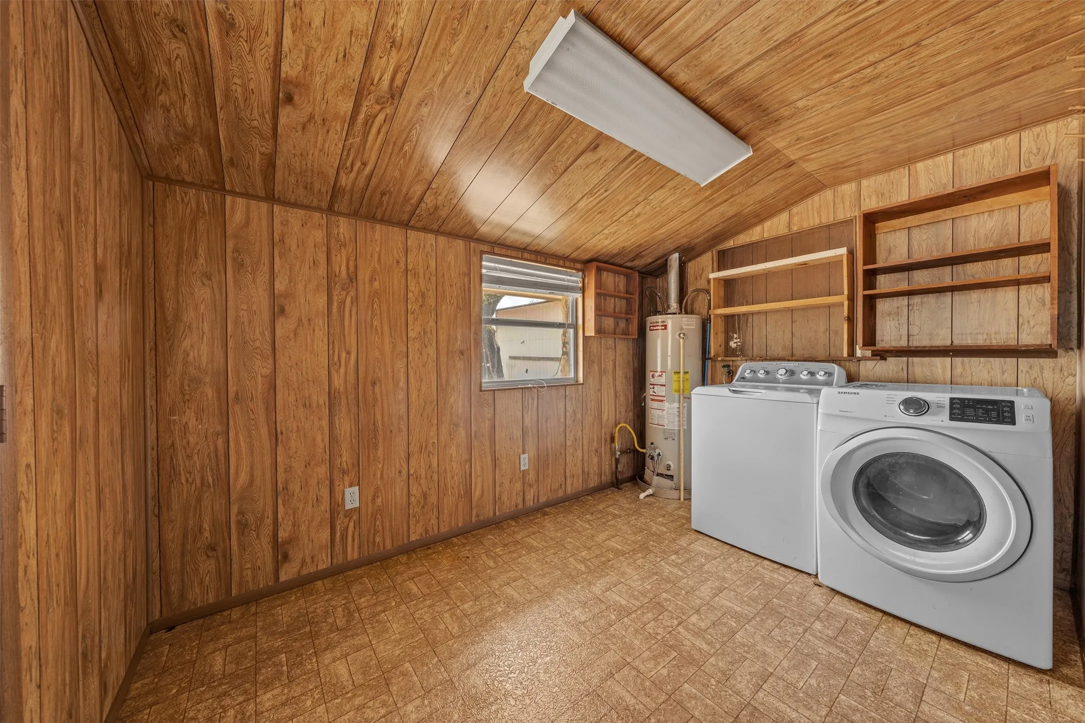 Mobile Home For Sale in Somervell County , 305 Walker Street, Glen Rose, Texas 76043, 2 Bedroom, 2 Bathroom, 2 Garage spaces, 1,360 Sqft, built in 1970, mls#21394739, Real Estate Agent in Glen Rose, Homes For Sale in Somervell county, Homes For Sale in Glen Rose, Realtor in Glen Rose Texas, Real Estate Brokerage Independent Realty Texas, Luminita Cordes Realtor