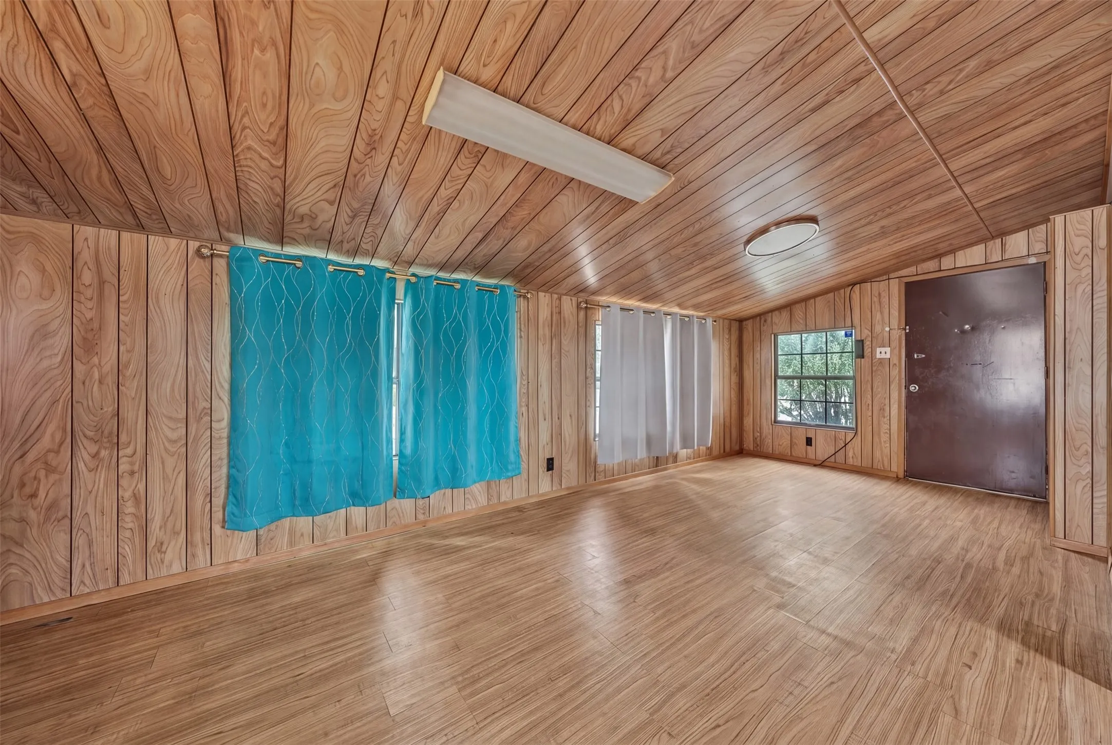 Mobile Home For Sale in Somervell County , 305 Walker Street, Glen Rose, Texas 76043, 2 Bedroom, 2 Bathroom, 2 Garage spaces, 1,360 Sqft, built in 1970, mls#21394739, Real Estate Agent in Glen Rose, Homes For Sale in Somervell county, Homes For Sale in Glen Rose, Realtor in Glen Rose Texas, Real Estate Brokerage Independent Realty Texas, Luminita Cordes Realtor