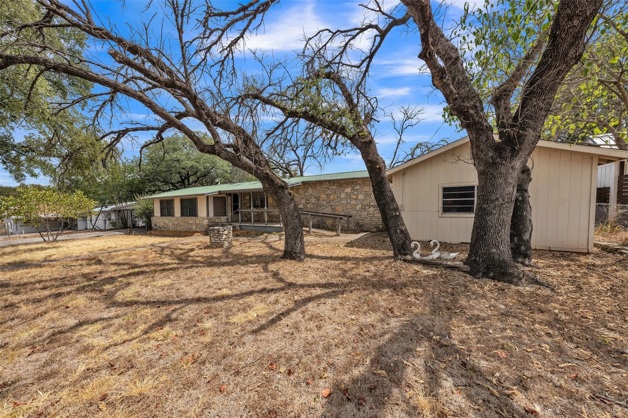 Mobile Home For Sale in Somervell County , 305 Walker Street, Glen Rose, Texas 76043, 2 Bedroom, 2 Bathroom, 2 Garage spaces, 1,360 Sqft, built in 1970, mls#21394739, Real Estate Agent in Glen Rose, Homes For Sale in Somervell county, Homes For Sale in Glen Rose, Realtor in Glen Rose Texas, Real Estate Brokerage Independent Realty Texas, Luminita Cordes Realtor