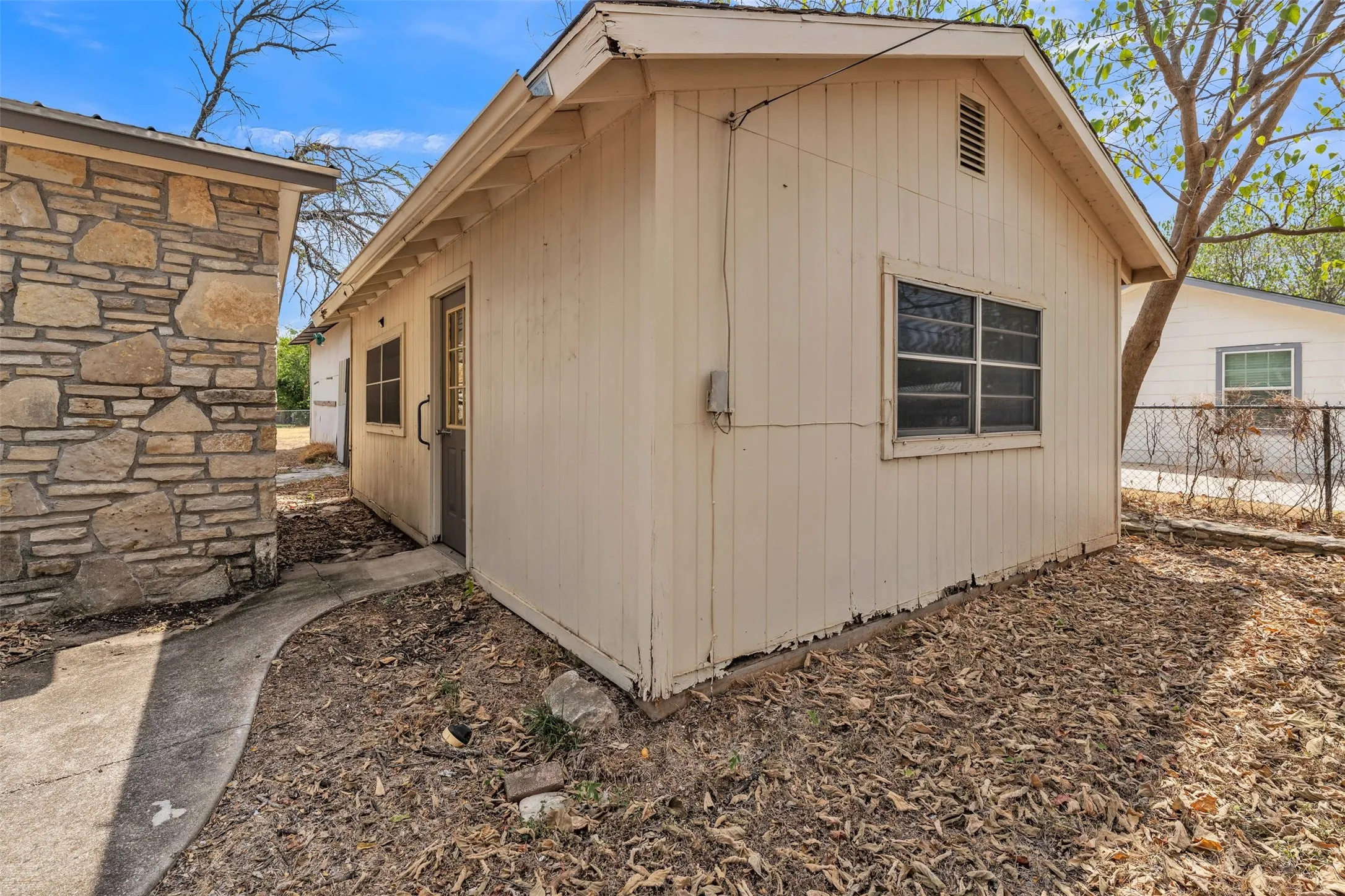 Mobile Home For Sale in Somervell County , 305 Walker Street, Glen Rose, Texas 76043, 2 Bedroom, 2 Bathroom, 2 Garage spaces, 1,360 Sqft, built in 1970, mls#21394739, Real Estate Agent in Glen Rose, Homes For Sale in Somervell county, Homes For Sale in Glen Rose, Realtor in Glen Rose Texas, Real Estate Brokerage Independent Realty Texas, Luminita Cordes Realtor