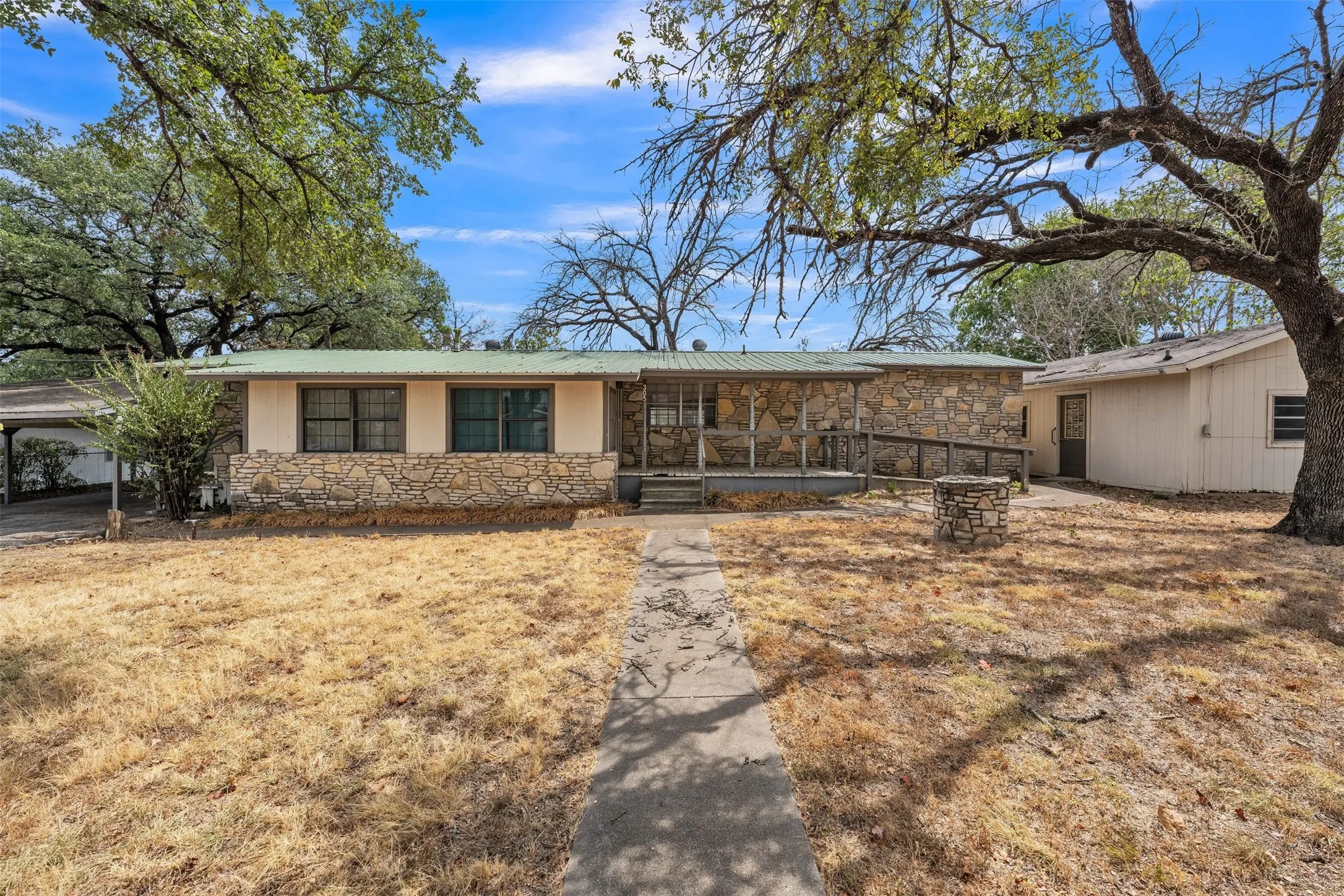 Mobile Home For Sale in Somervell County , 305 Walker Street, Glen Rose, Texas 76043, 2 Bedroom, 2 Bathroom, 2 Garage spaces, 1,360 Sqft, built in 1970, mls#21394739, Real Estate Agent in Glen Rose, Homes For Sale in Somervell county, Homes For Sale in Glen Rose, Realtor in Glen Rose Texas, Real Estate Brokerage Independent Realty Texas, Luminita Cordes Realtor