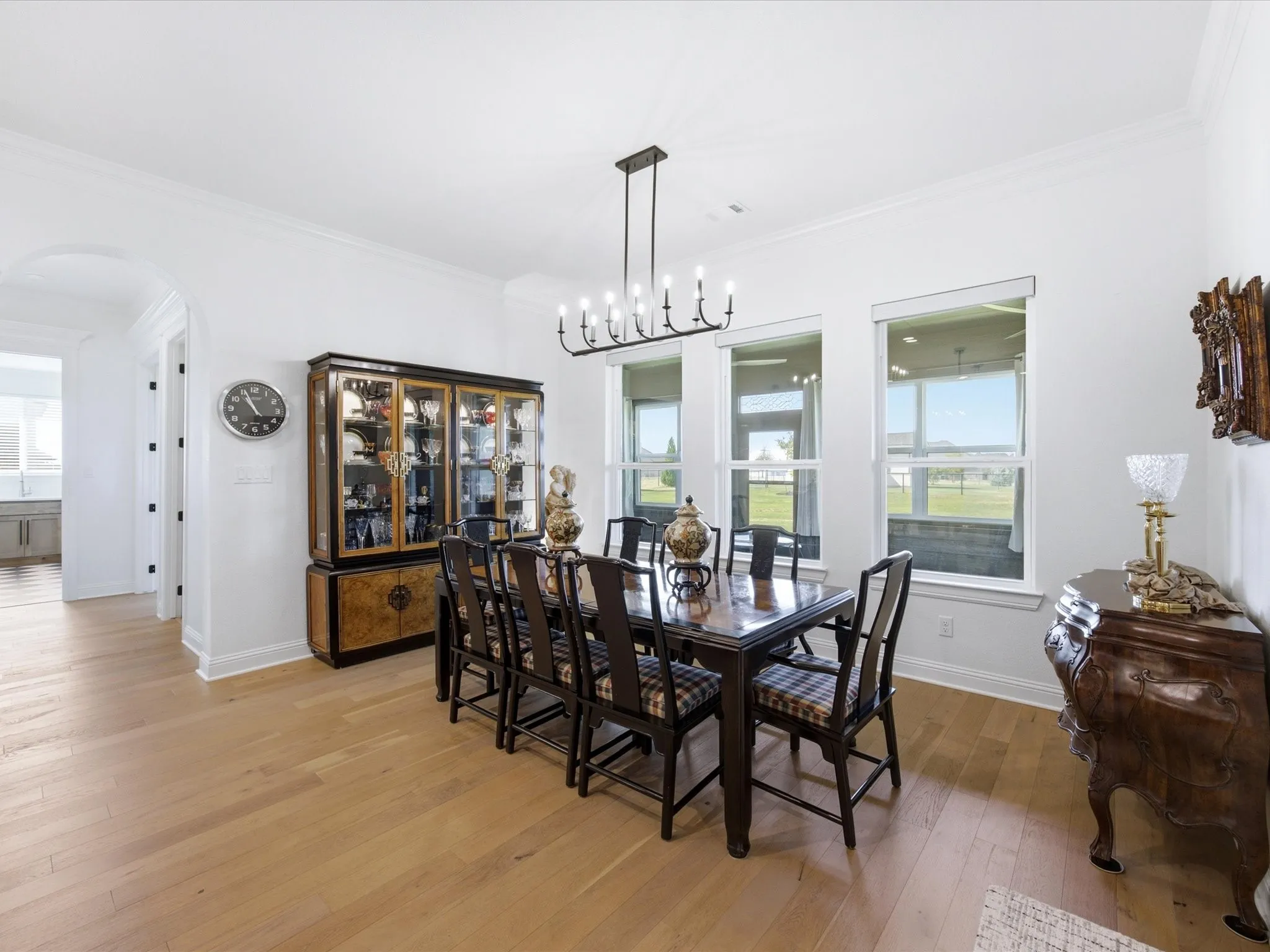 Enjoy hosting dinner parties in the formal dining room which effortlessly flows into the kitchen.