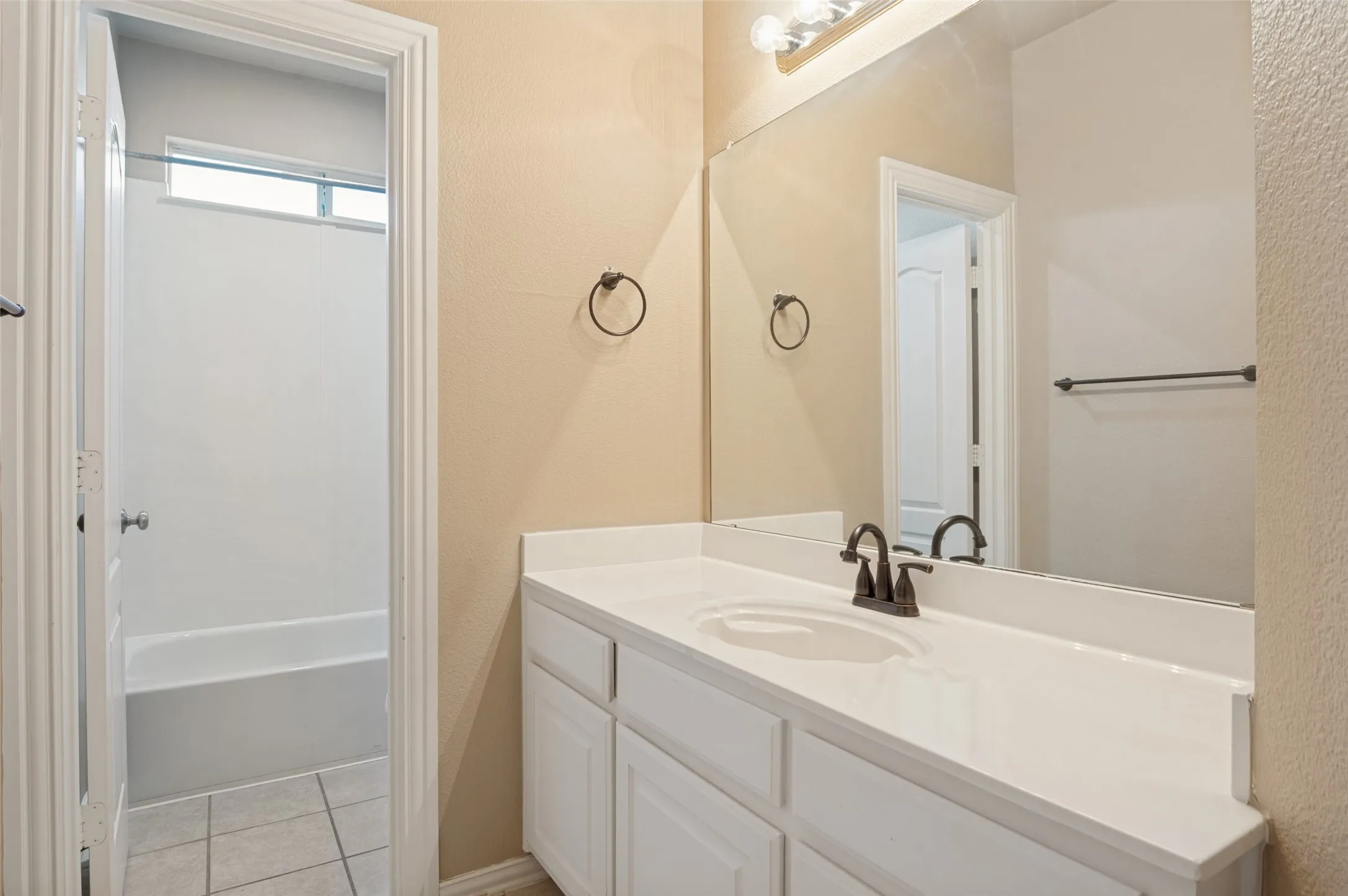 Single Family Residence For Sale in Denton County , 1827 Auburn Drive, Carrollton, Texas 75007, 6 Bedroom, 4 Bathroom, 3 Garage spaces, 3,132 Sqft, built in 2001, mls#21393367, Real Estate Agent in Carrollton, Homes For Sale in Denton county, Homes For Sale in Carrollton, Realtor in Carrollton Texas, Real Estate Brokerage Independent Realty Texas, Luminita Cordes Realtor
