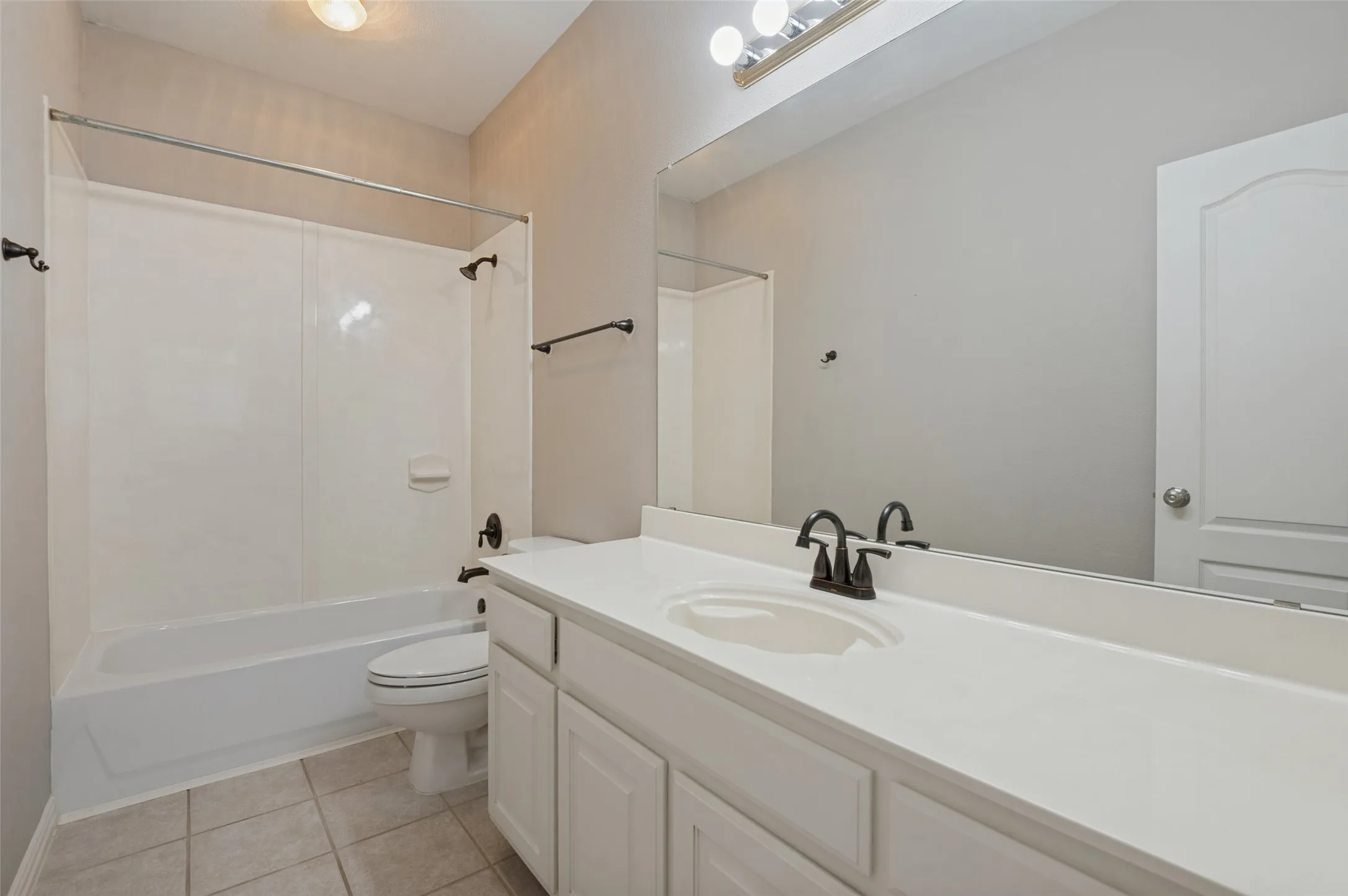 Single Family Residence For Sale in Denton County , 1827 Auburn Drive, Carrollton, Texas 75007, 6 Bedroom, 4 Bathroom, 3 Garage spaces, 3,132 Sqft, built in 2001, mls#21393367, Real Estate Agent in Carrollton, Homes For Sale in Denton county, Homes For Sale in Carrollton, Realtor in Carrollton Texas, Real Estate Brokerage Independent Realty Texas, Luminita Cordes Realtor
