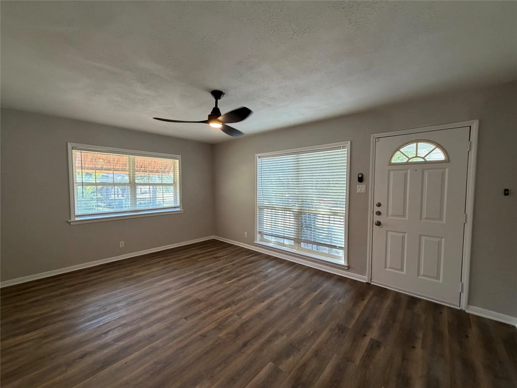 Single Family Residence For Rent in Grayson County , 811 N Grant Drive, Sherman, Texas 75092, 3 Bedroom, 2 Bathroom, 2 Garage spaces, 1,264 Sqft, built in 1956, mls#21393830, Real Estate Agent in Sherman, Homes For Rent in Grayson county, Homes For Rent in Sherman, Realtor in Sherman Texas, Real Estate Brokerage Independent Realty Texas, Luminita Cordes Realtor