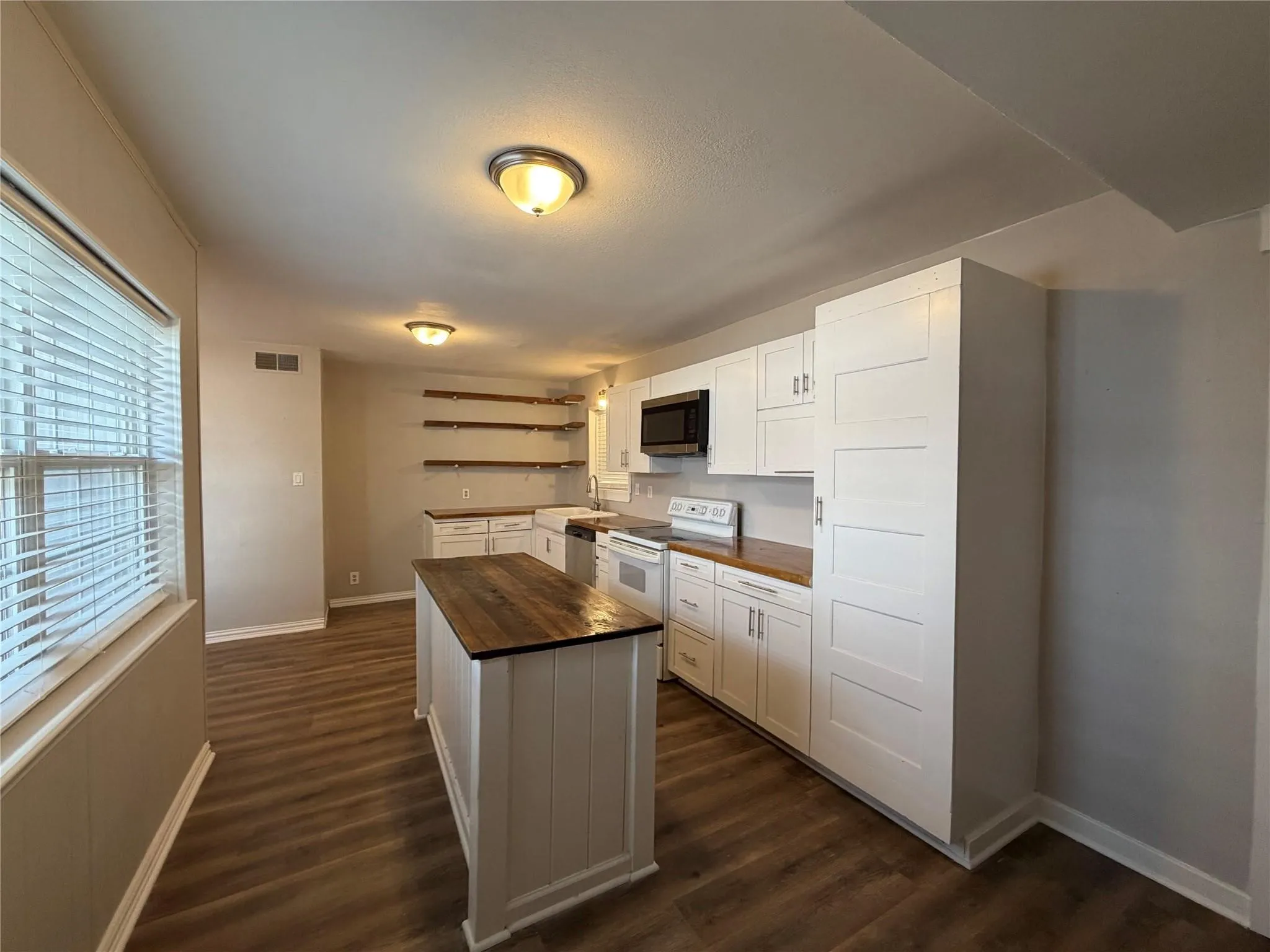Single Family Residence For Rent in Grayson County , 811 N Grant Drive, Sherman, Texas 75092, 3 Bedroom, 2 Bathroom, 2 Garage spaces, 1,264 Sqft, built in 1956, mls#21393830, Real Estate Agent in Sherman, Homes For Rent in Grayson county, Homes For Rent in Sherman, Realtor in Sherman Texas, Real Estate Brokerage Independent Realty Texas, Luminita Cordes Realtor