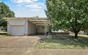 Single Family Residence For Rent in Grayson County , 811 N Grant Drive, Sherman, Texas 75092, 3 Bedroom, 2 Bathroom, 2 Garage spaces, 1,264 Sqft, built in 1956, mls#21393830, Real Estate Agent in Sherman, Homes For Rent in Grayson county, Homes For Rent in Sherman, Realtor in Sherman Texas, Real Estate Brokerage Independent Realty Texas, Luminita Cordes Realtor