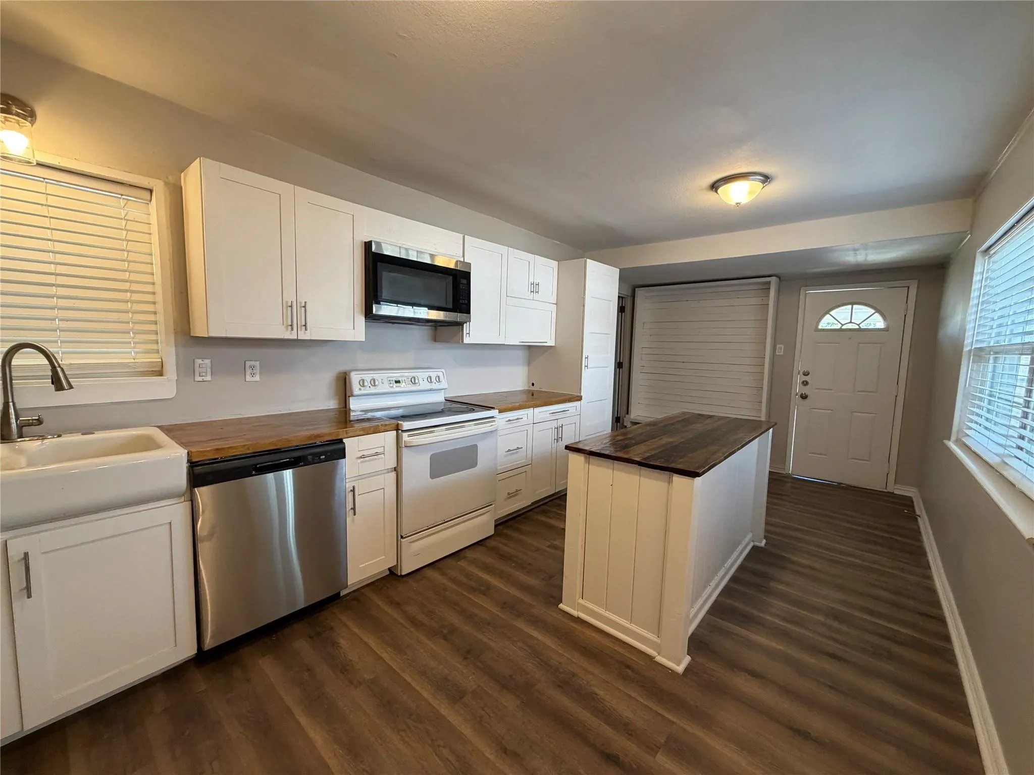 Single Family Residence For Rent in Grayson County , 811 N Grant Drive, Sherman, Texas 75092, 3 Bedroom, 2 Bathroom, 2 Garage spaces, 1,264 Sqft, built in 1956, mls#21393830, Real Estate Agent in Sherman, Homes For Rent in Grayson county, Homes For Rent in Sherman, Realtor in Sherman Texas, Real Estate Brokerage Independent Realty Texas, Luminita Cordes Realtor