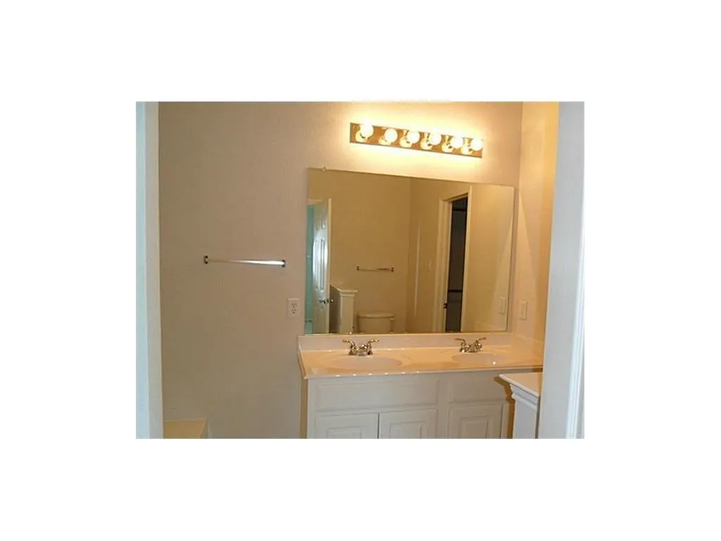 Single Family Residence For Rent in Tarrant County , 1513 Kingfisher Drive, Fort Worth, Texas 76131, 3 Bedroom, 2 Bathroom, 2 Garage spaces, 1,800 Sqft, built in 2004, mls#21394790, Real Estate Agent in Fort Worth, Homes For Rent in Tarrant county, Homes For Rent in Fort Worth, Realtor in Fort Worth Texas, Real Estate Brokerage Independent Realty Texas, Luminita Cordes Realtor