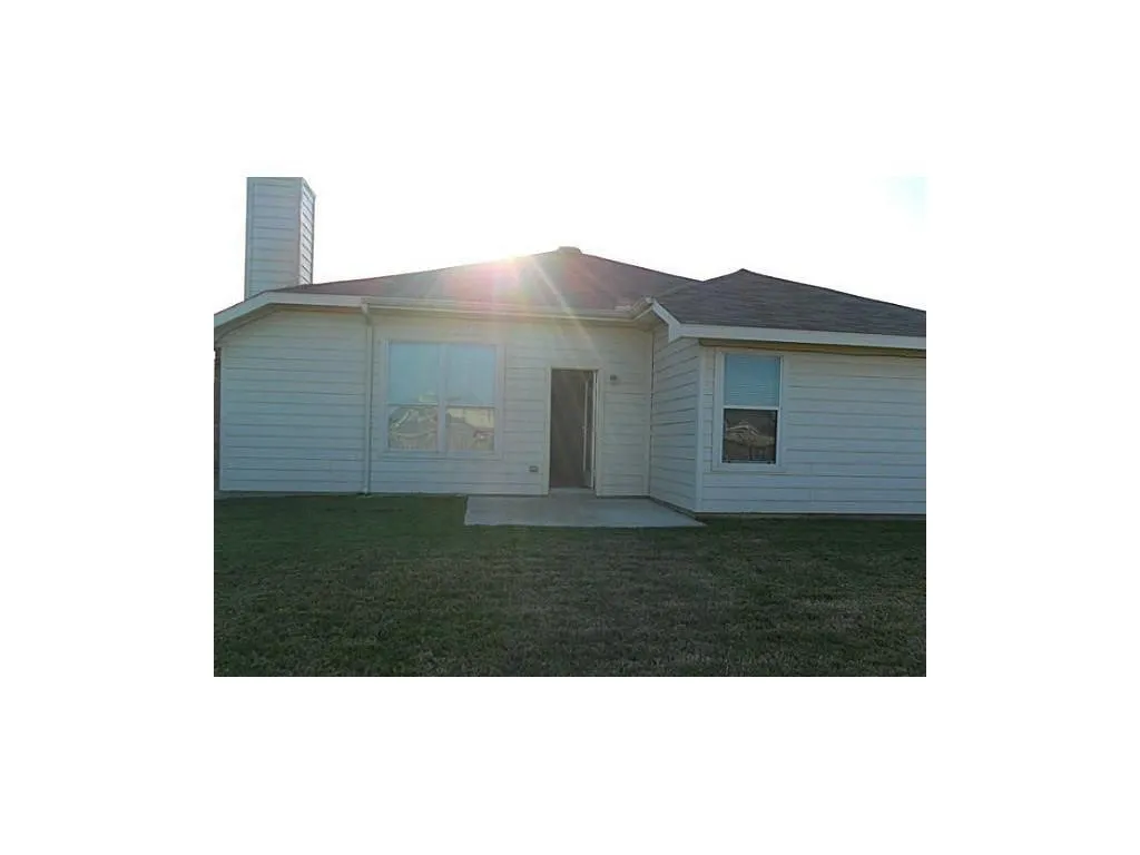 Single Family Residence For Rent in Tarrant County , 1513 Kingfisher Drive, Fort Worth, Texas 76131, 3 Bedroom, 2 Bathroom, 2 Garage spaces, 1,800 Sqft, built in 2004, mls#21394790, Real Estate Agent in Fort Worth, Homes For Rent in Tarrant county, Homes For Rent in Fort Worth, Realtor in Fort Worth Texas, Real Estate Brokerage Independent Realty Texas, Luminita Cordes Realtor