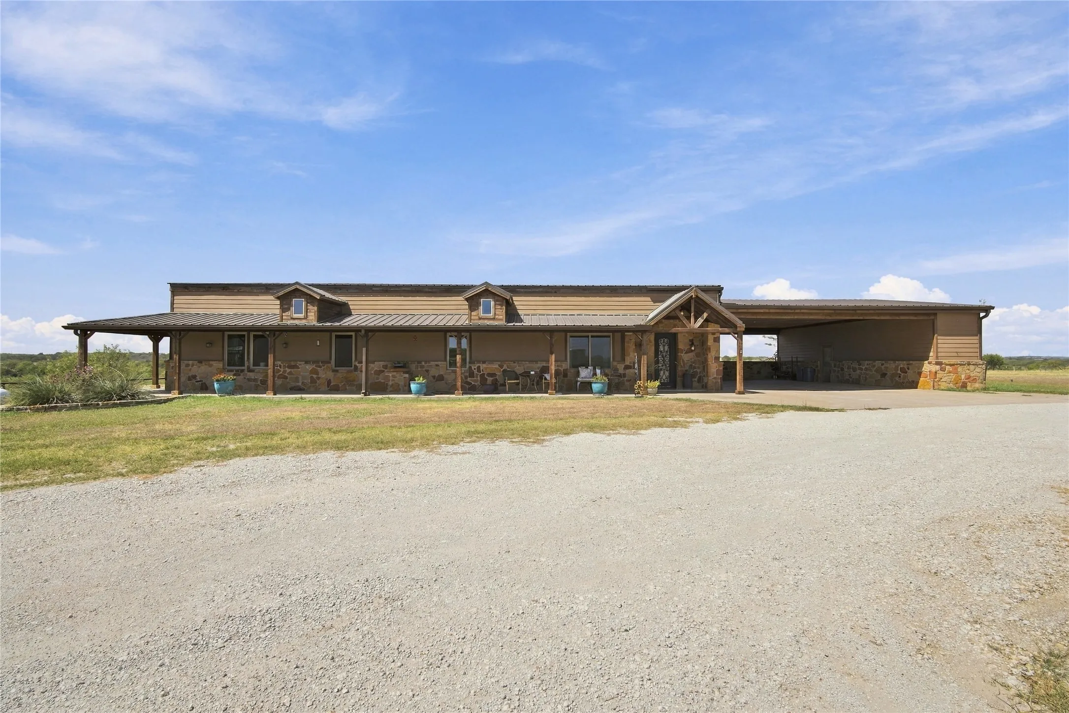Single Family Residence For Sale in Ellis County , 290 Barton Road, Maypearl, Texas 76064, 3 Bedroom, 3 Bathroom, Garage spaces, 3,664 Sqft, built in 2014, mls#21387139, Real Estate Agent in Maypearl, Homes For Sale in Ellis county, Homes For Sale in Maypearl, Realtor in Maypearl Texas, Real Estate Brokerage Independent Realty Texas, Luminita Cordes Realtor