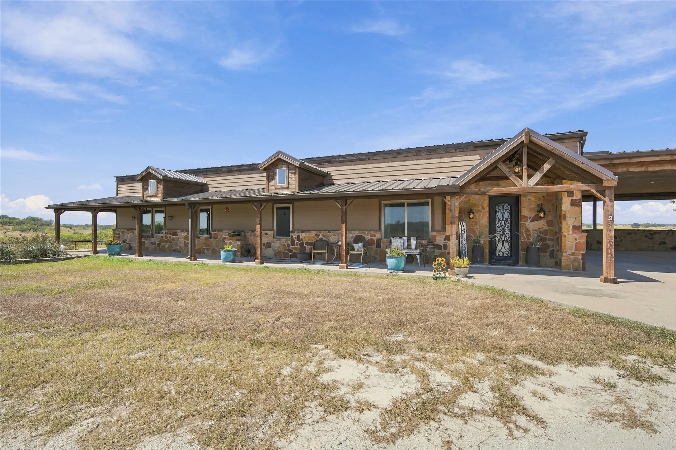 Single Family Residence For Sale in Ellis County , 290 Barton Road, Maypearl, Texas 76064, 3 Bedroom, 3 Bathroom, Garage spaces, 3,664 Sqft, built in 2014, mls#21387139, Real Estate Agent in Maypearl, Homes For Sale in Ellis county, Homes For Sale in Maypearl, Realtor in Maypearl Texas, Real Estate Brokerage Independent Realty Texas, Luminita Cordes Realtor