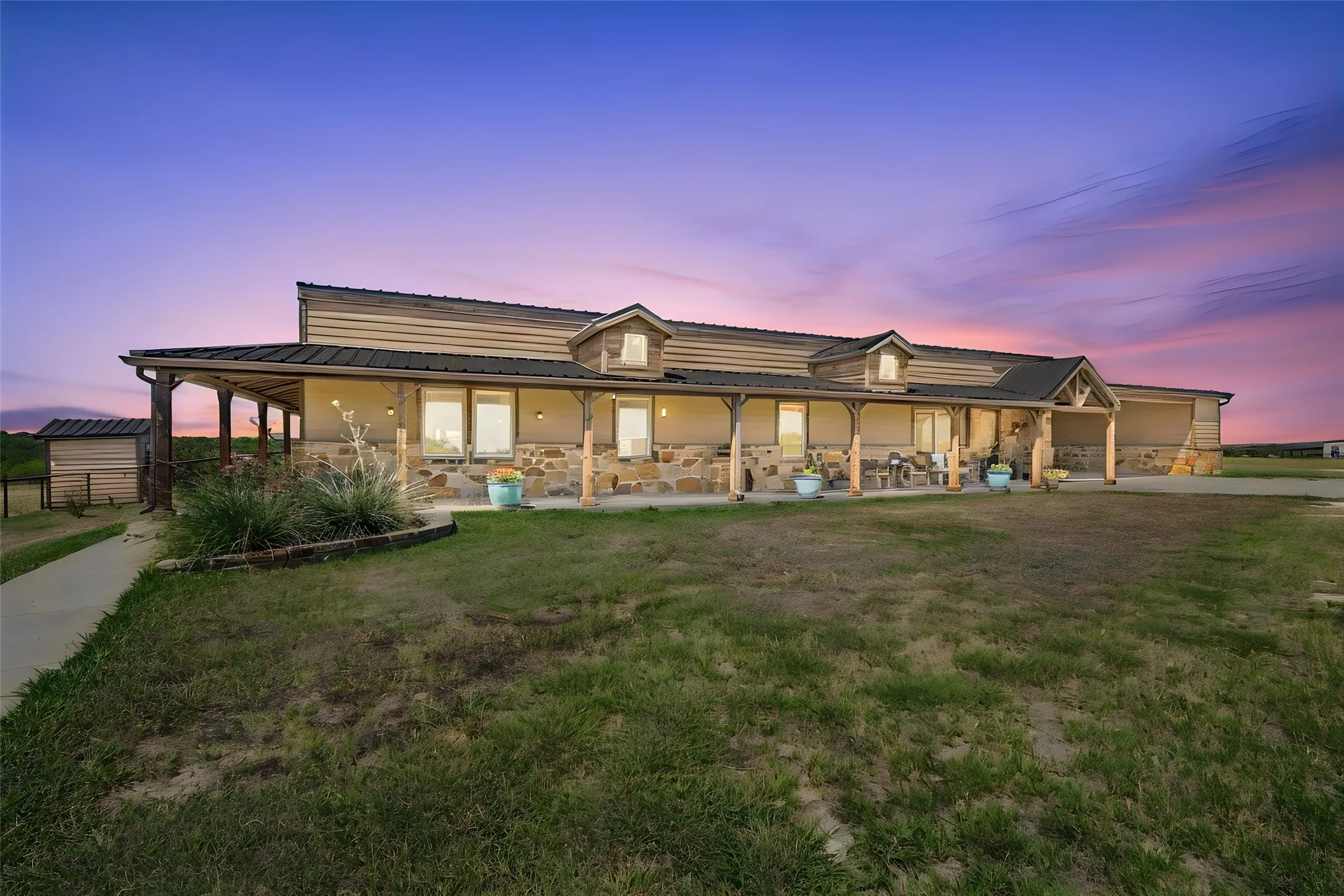 Single Family Residence For Sale in Ellis County , 290 Barton Road, Maypearl, Texas 76064, 3 Bedroom, 3 Bathroom, Garage spaces, 3,664 Sqft, built in 2014, mls#21387139, Real Estate Agent in Maypearl, Homes For Sale in Ellis county, Homes For Sale in Maypearl, Realtor in Maypearl Texas, Real Estate Brokerage Independent Realty Texas, Luminita Cordes Realtor