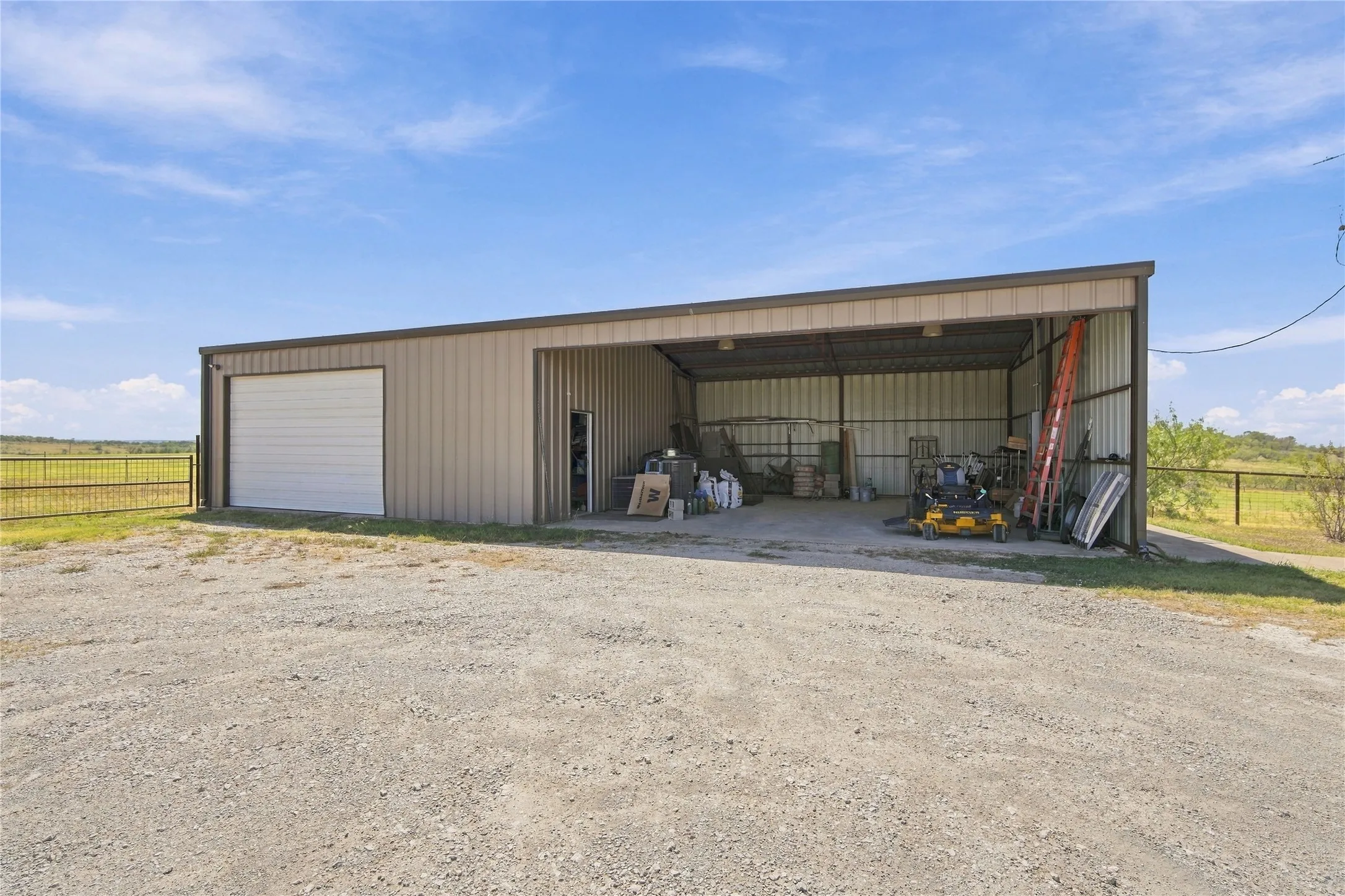 Single Family Residence For Sale in Ellis County , 290 Barton Road, Maypearl, Texas 76064, 3 Bedroom, 3 Bathroom, Garage spaces, 3,664 Sqft, built in 2014, mls#21387139, Real Estate Agent in Maypearl, Homes For Sale in Ellis county, Homes For Sale in Maypearl, Realtor in Maypearl Texas, Real Estate Brokerage Independent Realty Texas, Luminita Cordes Realtor