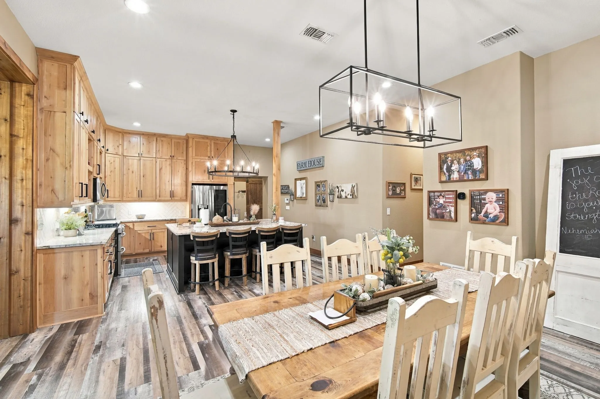 Single Family Residence For Sale in Ellis County , 290 Barton Road, Maypearl, Texas 76064, 3 Bedroom, 3 Bathroom, Garage spaces, 3,664 Sqft, built in 2014, mls#21387139, Real Estate Agent in Maypearl, Homes For Sale in Ellis county, Homes For Sale in Maypearl, Realtor in Maypearl Texas, Real Estate Brokerage Independent Realty Texas, Luminita Cordes Realtor