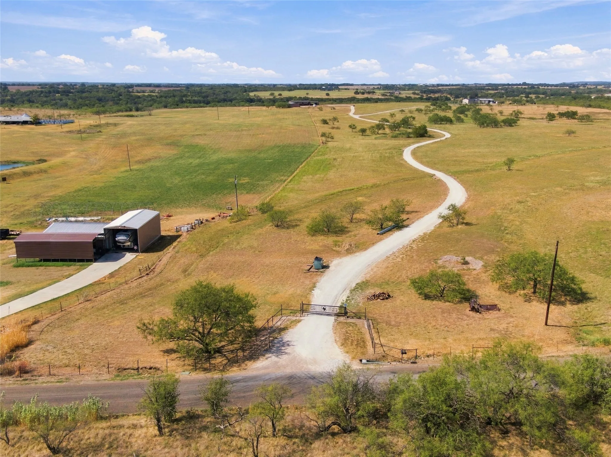 Single Family Residence For Sale in Ellis County , 290 Barton Road, Maypearl, Texas 76064, 3 Bedroom, 3 Bathroom, Garage spaces, 3,664 Sqft, built in 2014, mls#21387139, Real Estate Agent in Maypearl, Homes For Sale in Ellis county, Homes For Sale in Maypearl, Realtor in Maypearl Texas, Real Estate Brokerage Independent Realty Texas, Luminita Cordes Realtor