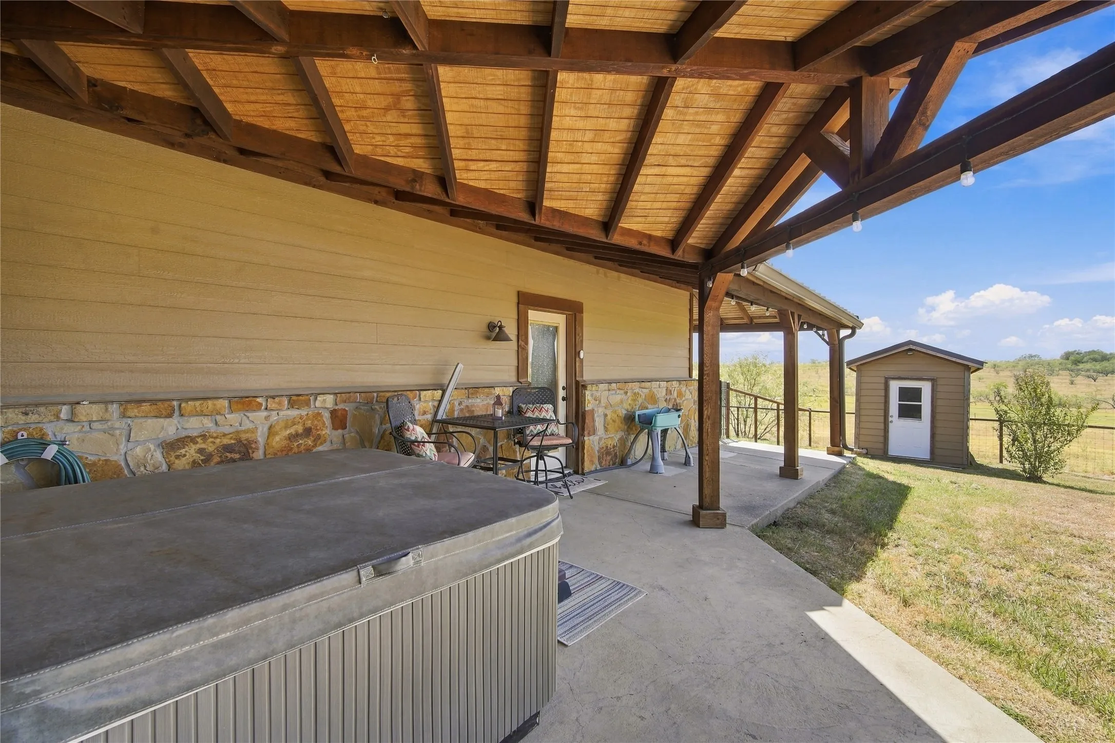 Single Family Residence For Sale in Ellis County , 290 Barton Road, Maypearl, Texas 76064, 3 Bedroom, 3 Bathroom, Garage spaces, 3,664 Sqft, built in 2014, mls#21387139, Real Estate Agent in Maypearl, Homes For Sale in Ellis county, Homes For Sale in Maypearl, Realtor in Maypearl Texas, Real Estate Brokerage Independent Realty Texas, Luminita Cordes Realtor