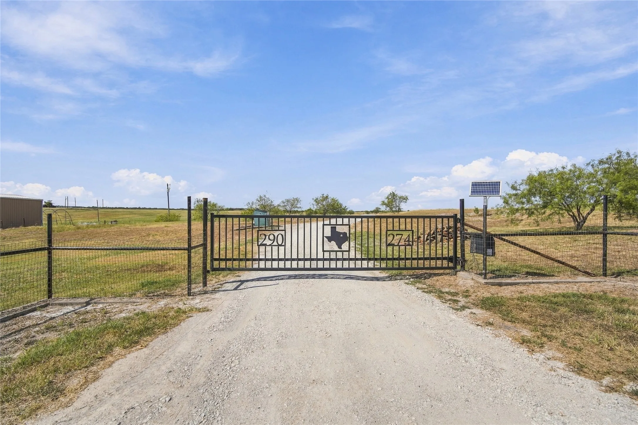 Single Family Residence For Sale in Ellis County , 290 Barton Road, Maypearl, Texas 76064, 3 Bedroom, 3 Bathroom, Garage spaces, 3,664 Sqft, built in 2014, mls#21387139, Real Estate Agent in Maypearl, Homes For Sale in Ellis county, Homes For Sale in Maypearl, Realtor in Maypearl Texas, Real Estate Brokerage Independent Realty Texas, Luminita Cordes Realtor