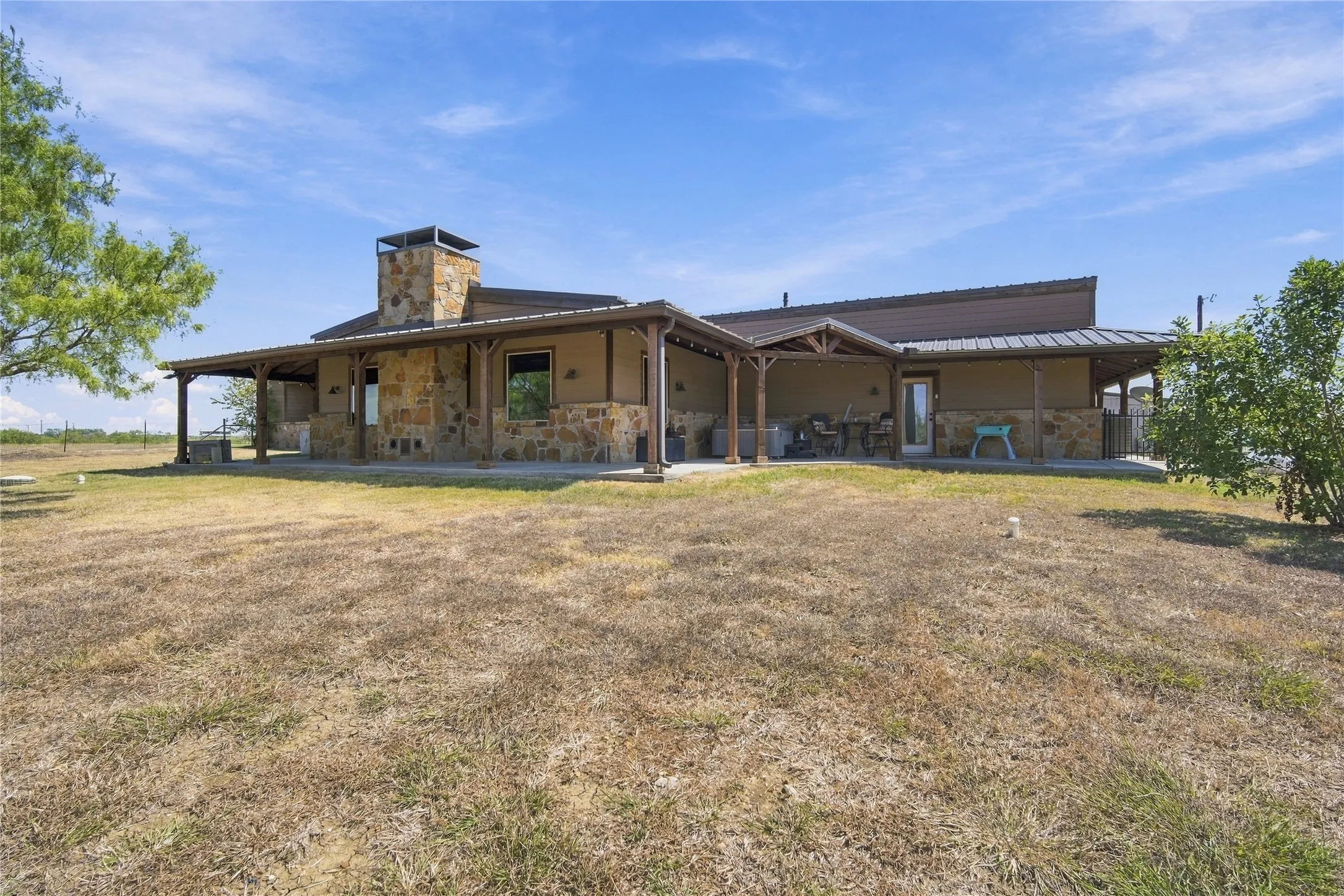 Single Family Residence For Sale in Ellis County , 290 Barton Road, Maypearl, Texas 76064, 3 Bedroom, 3 Bathroom, Garage spaces, 3,664 Sqft, built in 2014, mls#21387139, Real Estate Agent in Maypearl, Homes For Sale in Ellis county, Homes For Sale in Maypearl, Realtor in Maypearl Texas, Real Estate Brokerage Independent Realty Texas, Luminita Cordes Realtor