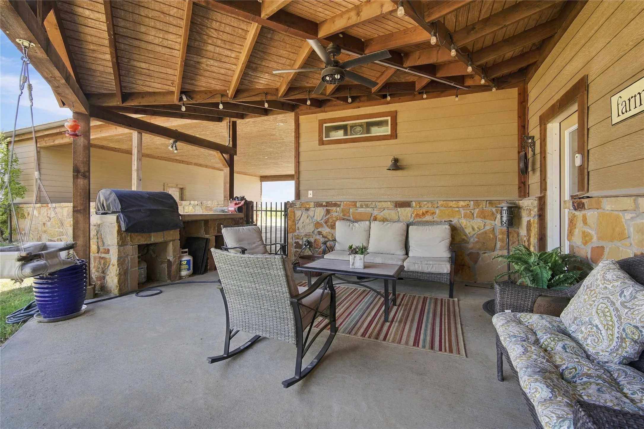 Single Family Residence For Sale in Ellis County , 290 Barton Road, Maypearl, Texas 76064, 3 Bedroom, 3 Bathroom, Garage spaces, 3,664 Sqft, built in 2014, mls#21387139, Real Estate Agent in Maypearl, Homes For Sale in Ellis county, Homes For Sale in Maypearl, Realtor in Maypearl Texas, Real Estate Brokerage Independent Realty Texas, Luminita Cordes Realtor