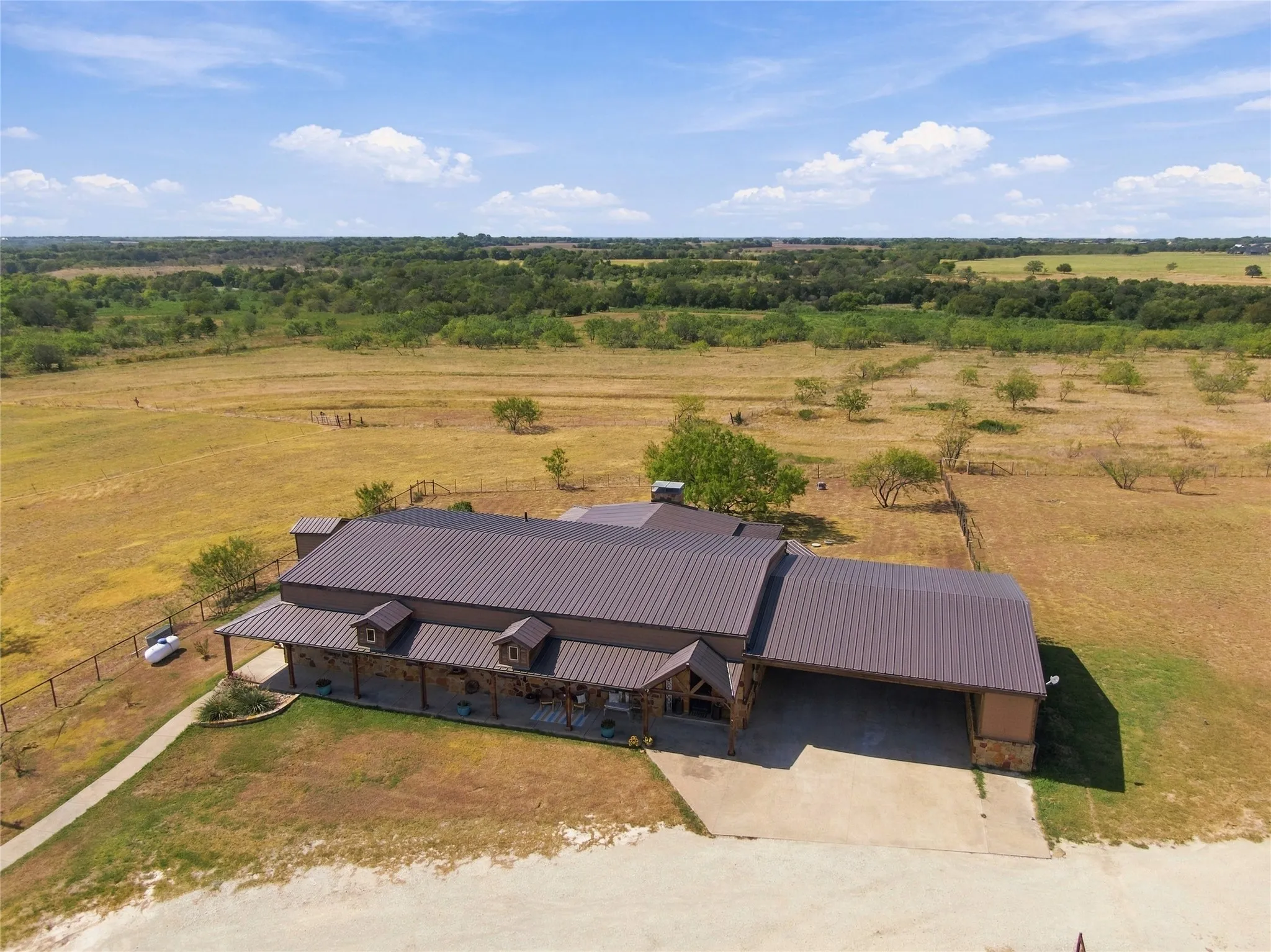 Single Family Residence For Sale in Ellis County , 290 Barton Road, Maypearl, Texas 76064, 3 Bedroom, 3 Bathroom, Garage spaces, 3,664 Sqft, built in 2014, mls#21387139, Real Estate Agent in Maypearl, Homes For Sale in Ellis county, Homes For Sale in Maypearl, Realtor in Maypearl Texas, Real Estate Brokerage Independent Realty Texas, Luminita Cordes Realtor