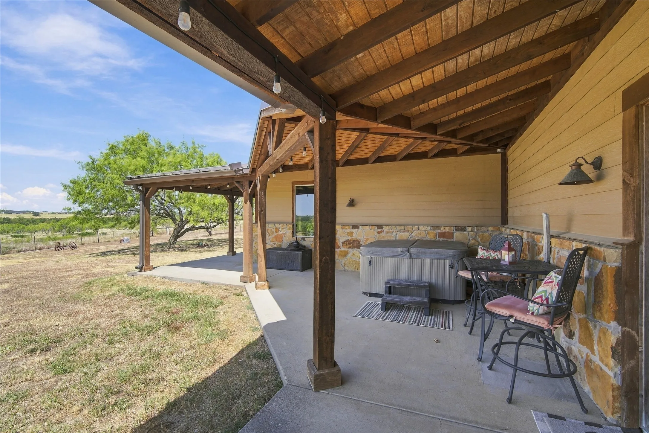 Single Family Residence For Sale in Ellis County , 290 Barton Road, Maypearl, Texas 76064, 3 Bedroom, 3 Bathroom, Garage spaces, 3,664 Sqft, built in 2014, mls#21387139, Real Estate Agent in Maypearl, Homes For Sale in Ellis county, Homes For Sale in Maypearl, Realtor in Maypearl Texas, Real Estate Brokerage Independent Realty Texas, Luminita Cordes Realtor