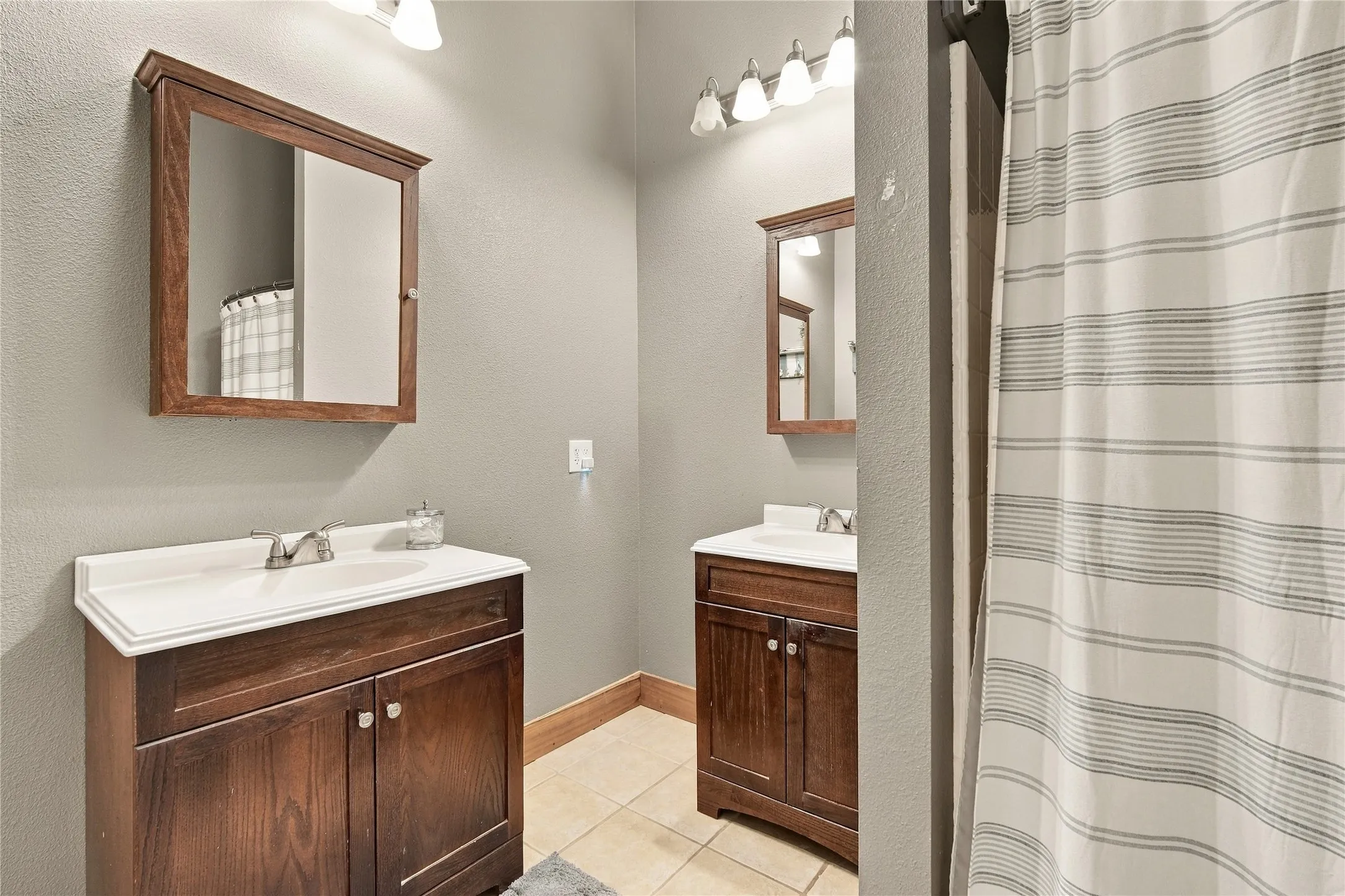 Single Family Residence For Sale in Ellis County , 290 Barton Road, Maypearl, Texas 76064, 3 Bedroom, 3 Bathroom, Garage spaces, 3,664 Sqft, built in 2014, mls#21387139, Real Estate Agent in Maypearl, Homes For Sale in Ellis county, Homes For Sale in Maypearl, Realtor in Maypearl Texas, Real Estate Brokerage Independent Realty Texas, Luminita Cordes Realtor