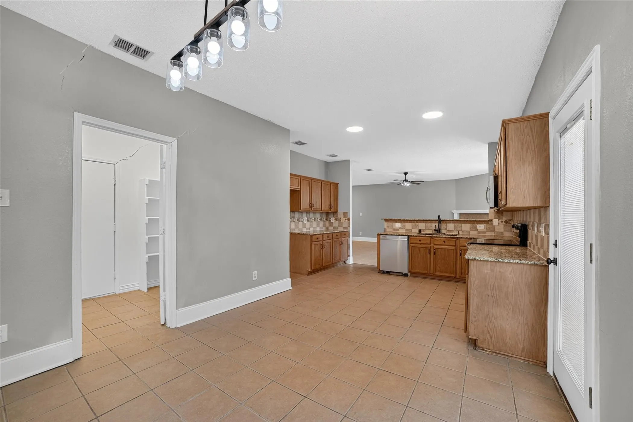 Single Family Residence For Sale in Dallas County , 10618 Newcastleton Lane, Rowlett, Texas 75089, 3 Bedroom, 3 Bathroom, 2 Garage spaces, 2,398 Sqft, built in 2001, mls#21393494, Real Estate Agent in Rowlett, Homes For Sale in Dallas county, Homes For Sale in Rowlett, Realtor in Rowlett Texas, Real Estate Brokerage Independent Realty Texas, Luminita Cordes Realtor