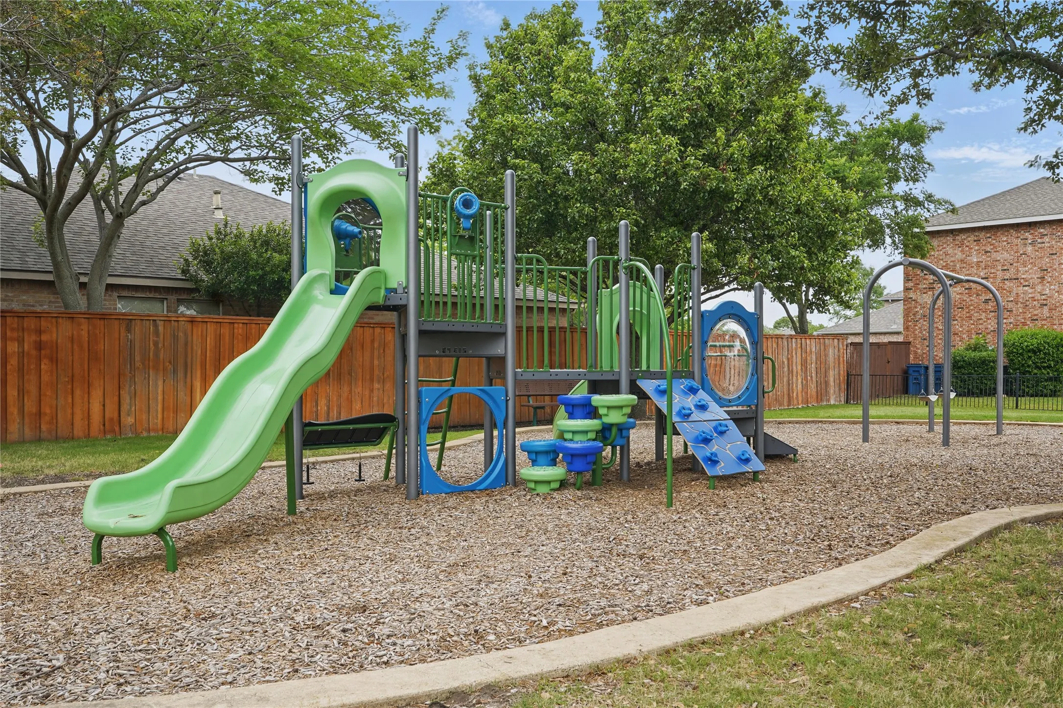 Single Family Residence For Sale in Dallas County , 10618 Newcastleton Lane, Rowlett, Texas 75089, 3 Bedroom, 3 Bathroom, 2 Garage spaces, 2,398 Sqft, built in 2001, mls#21393494, Real Estate Agent in Rowlett, Homes For Sale in Dallas county, Homes For Sale in Rowlett, Realtor in Rowlett Texas, Real Estate Brokerage Independent Realty Texas, Luminita Cordes Realtor