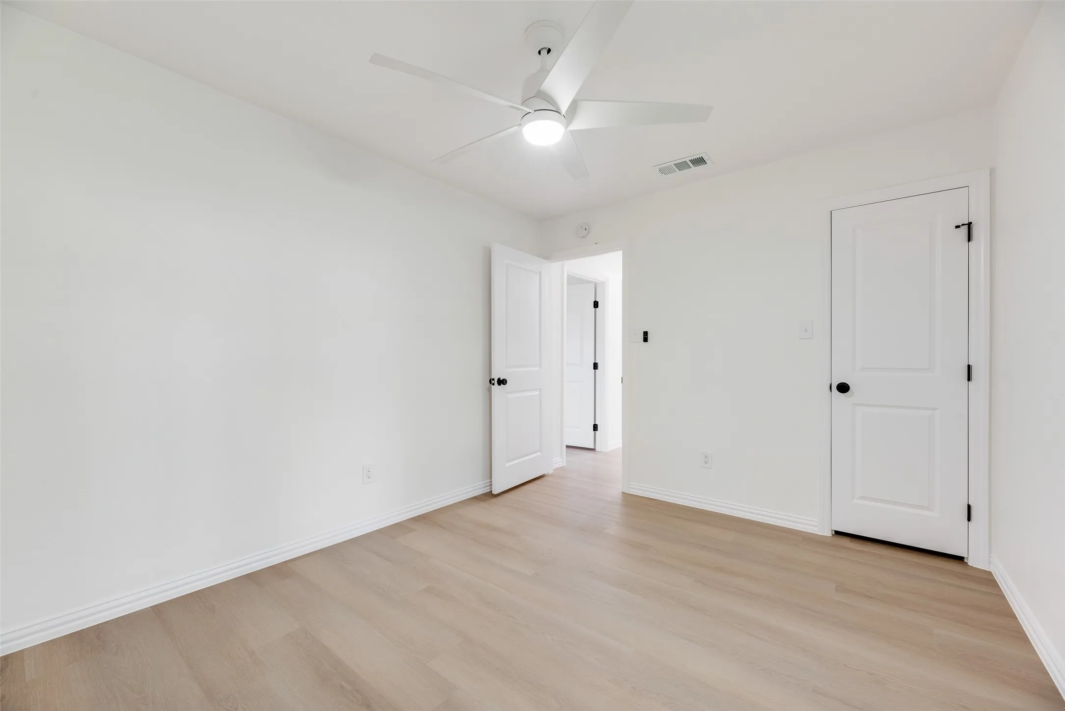 Single Family Residence For Sale in Denton County , 3711 Grasmere Drive, Carrollton, Texas 75007, 3 Bedroom, 2 Bathroom, 2 Garage spaces, 1,655 Sqft, built in 1978, mls#21393808, Real Estate Agent in Carrollton, Homes For Sale in Denton county, Homes For Sale in Carrollton, Realtor in Carrollton Texas, Real Estate Brokerage Independent Realty Texas, Luminita Cordes Realtor