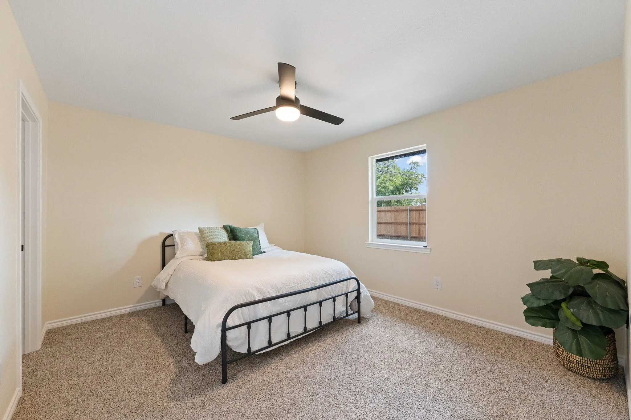 Recessed lighting, ceiling fan, carpeted flooring, and a single window