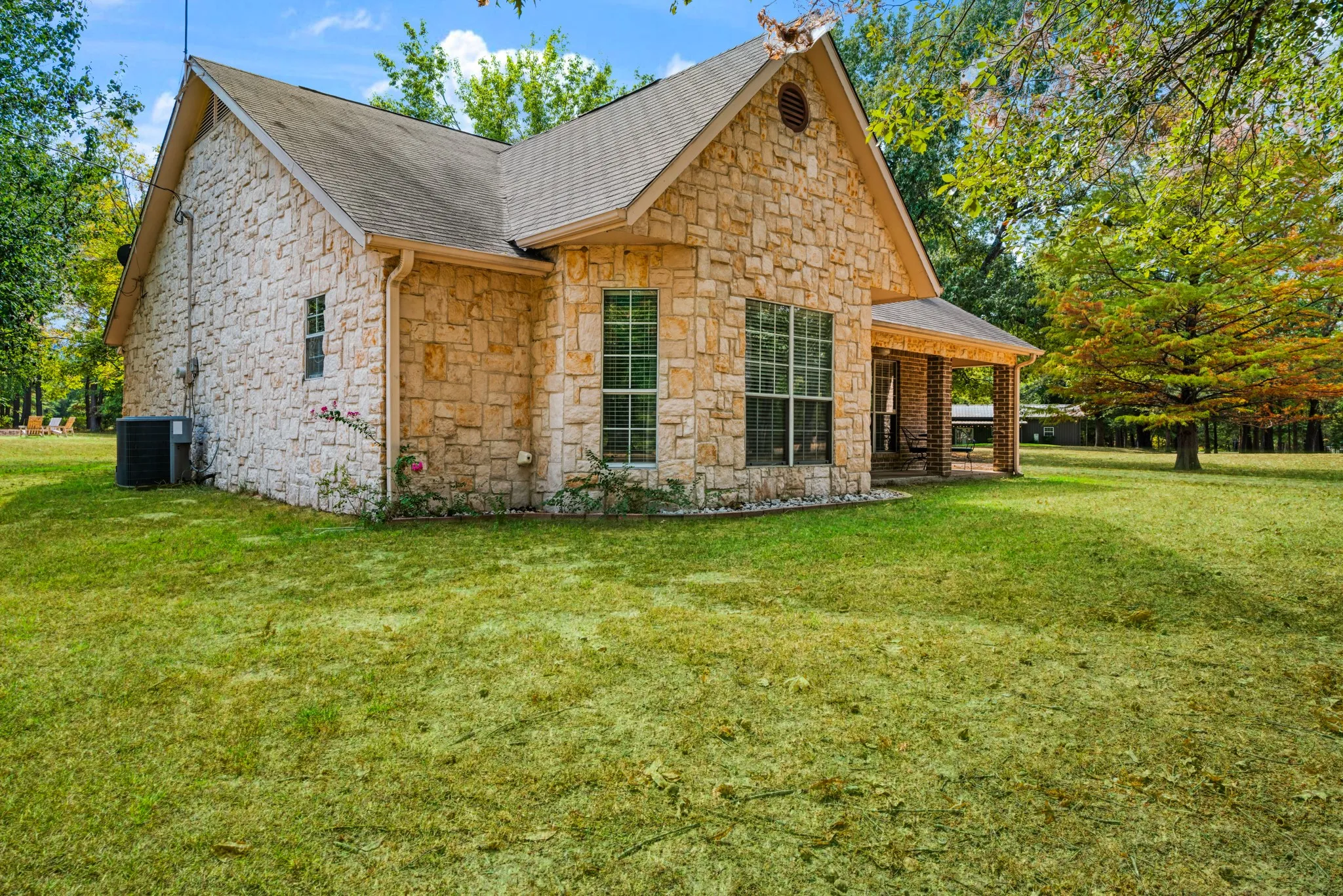 Single Family Residence For Sale in Lamar County , 539 County Road 34775, Paris, Texas 75460, 3 Bedroom, 2 Bathroom, 2 Garage spaces, 1,682 Sqft, built in 1988, mls#21394749, Real Estate Agent in Paris, Homes For Sale in Lamar county, Homes For Sale in Paris, Realtor in Paris Texas, Real Estate Brokerage Independent Realty Texas, Luminita Cordes Realtor