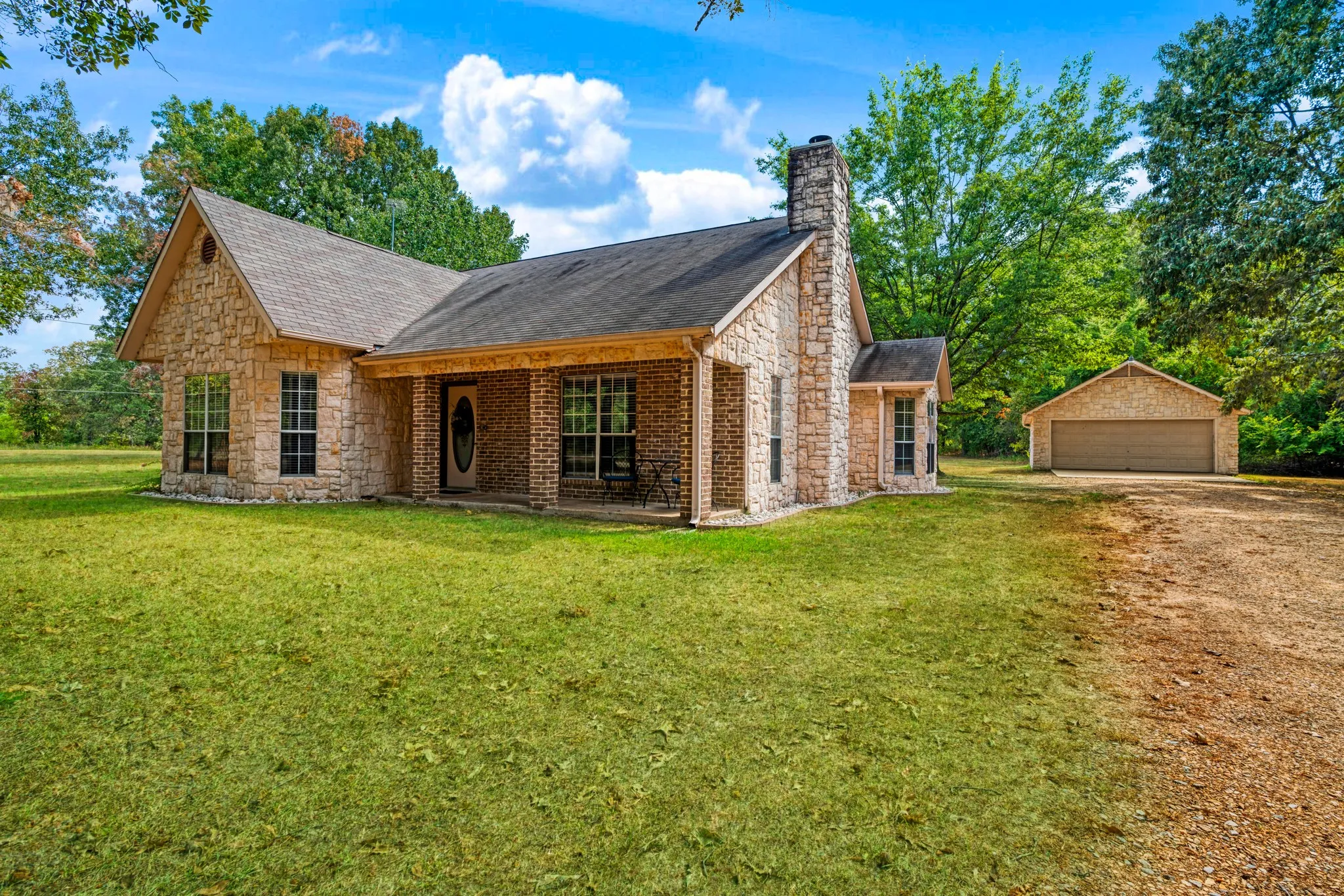 Single Family Residence For Sale in Lamar County , 539 County Road 34775, Paris, Texas 75460, 3 Bedroom, 2 Bathroom, 2 Garage spaces, 1,682 Sqft, built in 1988, mls#21394749, Real Estate Agent in Paris, Homes For Sale in Lamar county, Homes For Sale in Paris, Realtor in Paris Texas, Real Estate Brokerage Independent Realty Texas, Luminita Cordes Realtor